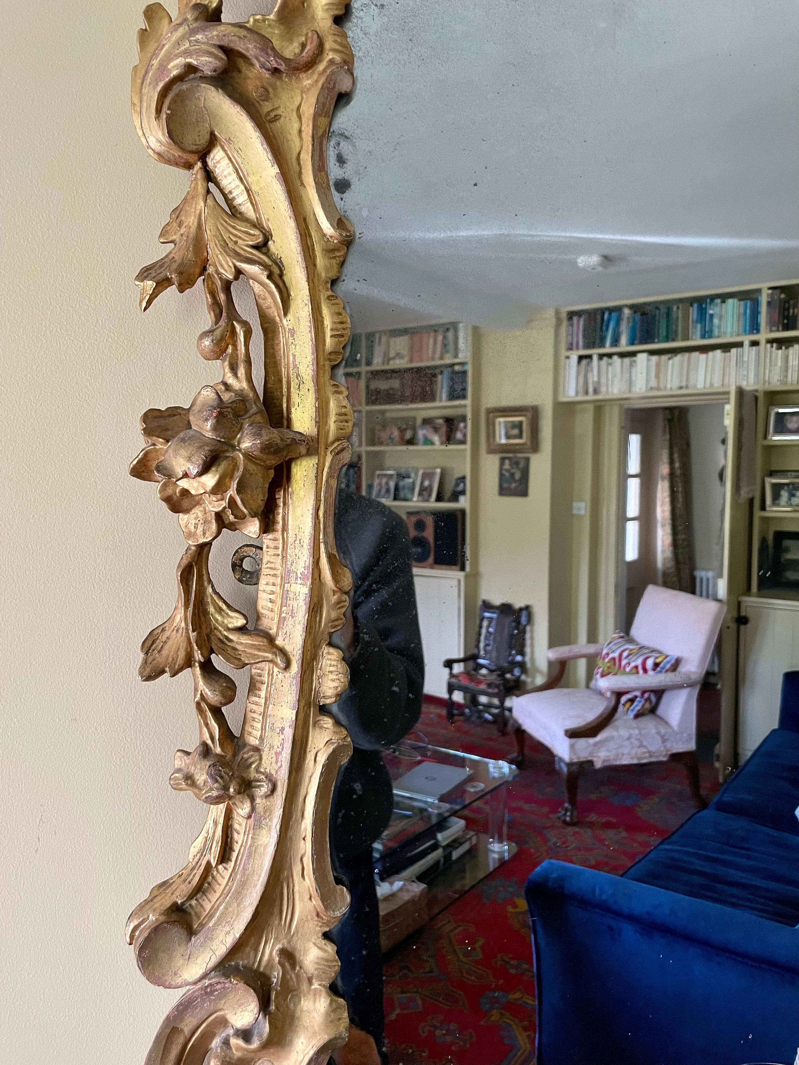 Bois doré Miroir en bois doré sculpté du XVIIIe siècle de George III en vente