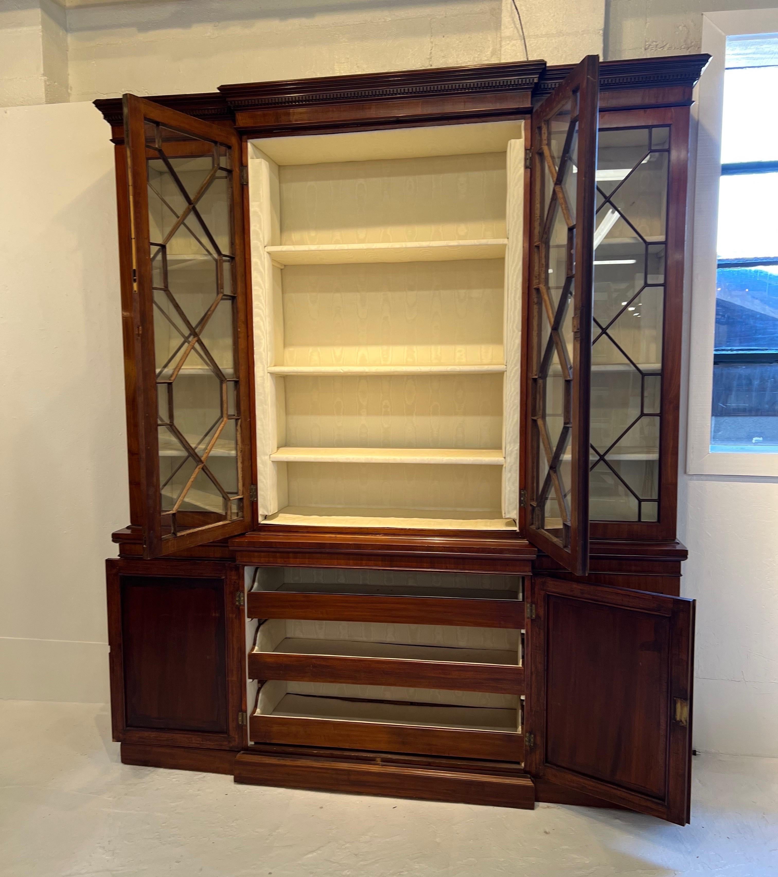 Fine 18th Century Georgian Mahogany Breakfront Bookcase with Lined Interior In Good Condition In Richmond, VA