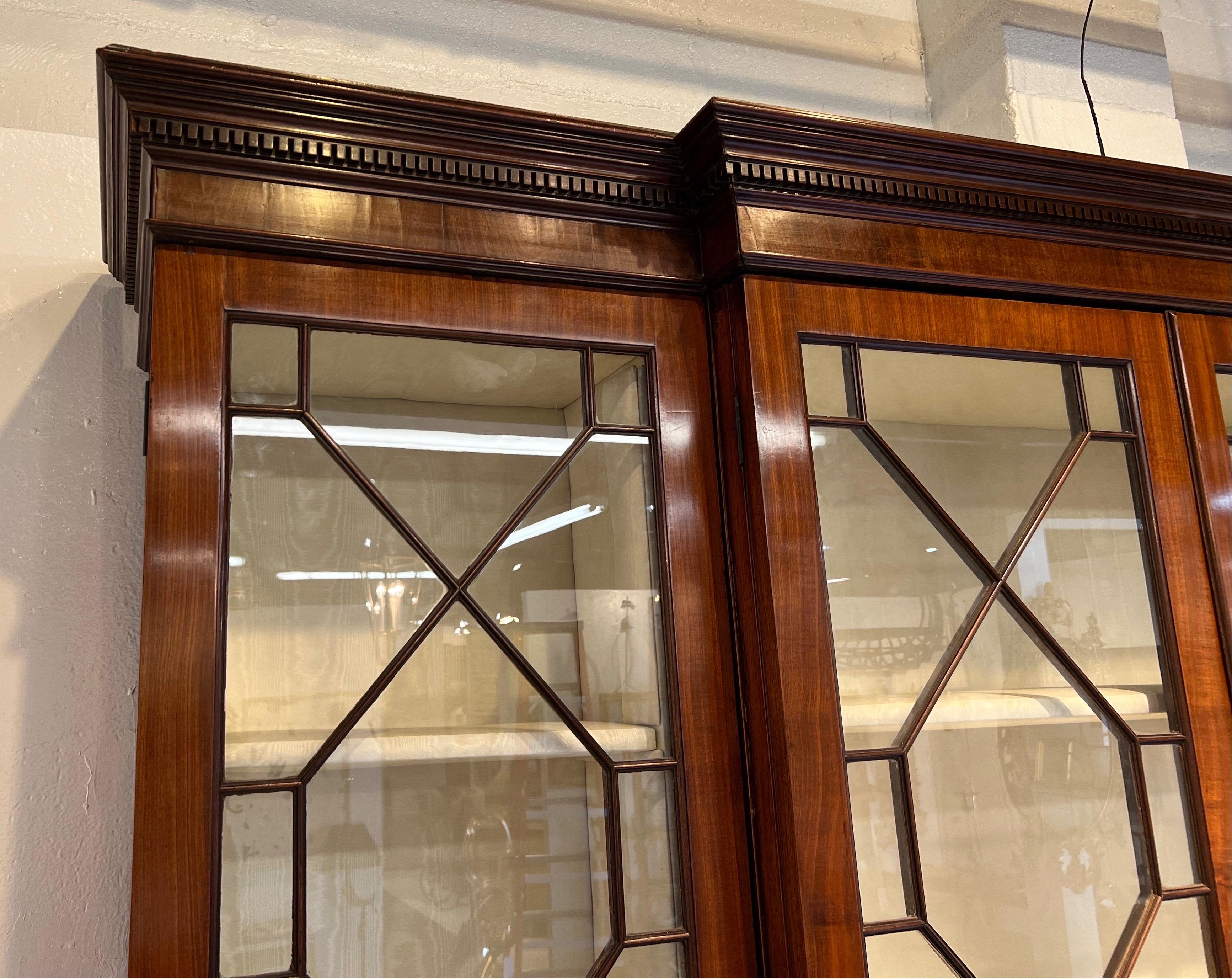 Fine 18th Century Georgian Mahogany Breakfront Bookcase with Lined Interior For Sale 1