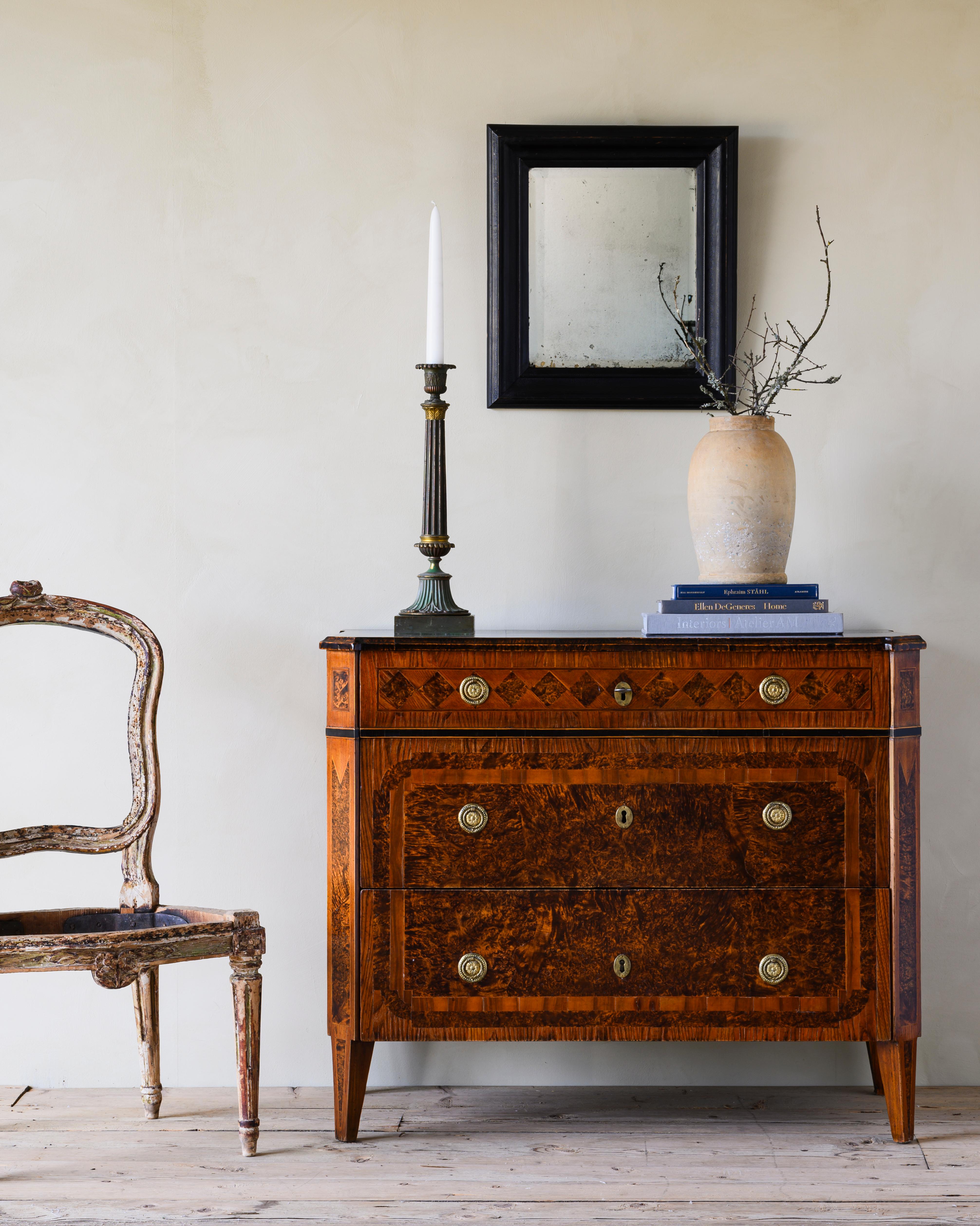 Fine 18th century Gustavian chest of drawers in alder root veneer in its original condition with great patination, circa 1790.

Good condition with wear consistent with age and use. Structurally good and sturdy. A detailed condition report is