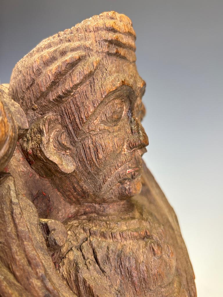 Pregevole frammento architettonico in legno duro intagliato del XVIII secolo, raffigurante un nobile in vendita 5