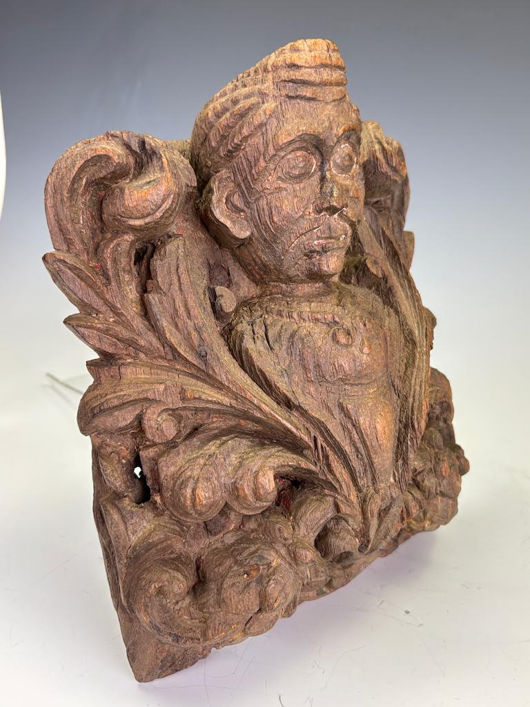 Pregevole frammento architettonico in legno duro intagliato del XVIII secolo, raffigurante un nobile in vendita 6