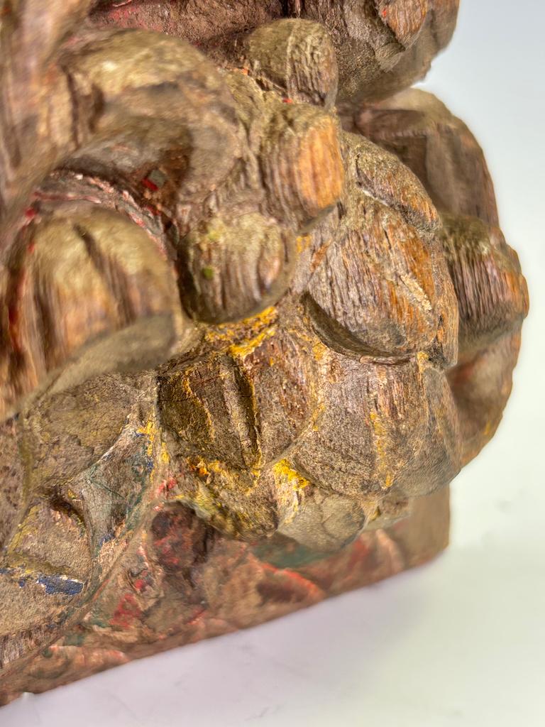 Pregevole frammento architettonico in legno duro intagliato del XVIII secolo, raffigurante un nobile in vendita 7