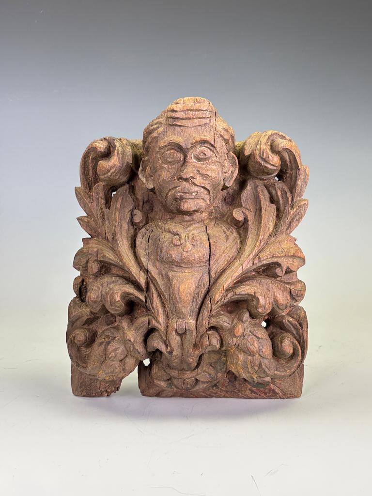 Raffinato frammento architettonico in legno duro intagliato del XVIII secolo con una figura nobile

Un superbo frammento architettonico in legno duro intagliato a mano e ricco di dettagli, probabilmente proveniente dalle regioni settentrionali