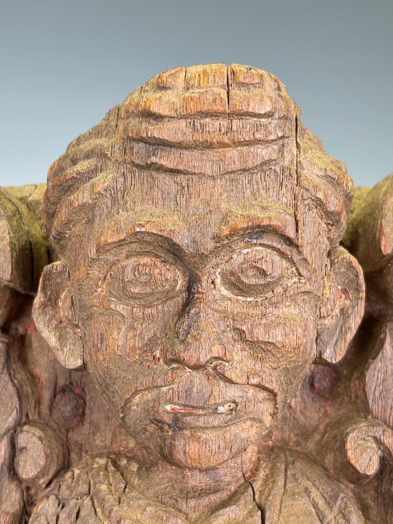 Fino al XVIII secolo Pregevole frammento architettonico in legno duro intagliato del XVIII secolo, raffigurante un nobile in vendita