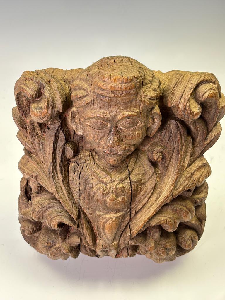 Pregevole frammento architettonico in legno duro intagliato del XVIII secolo, raffigurante un nobile in vendita 1