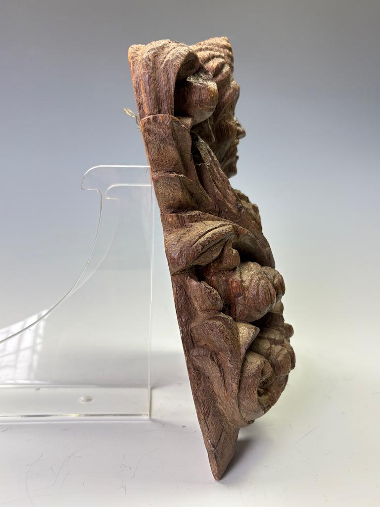 Pregevole frammento architettonico in legno duro intagliato del XVIII secolo, raffigurante un nobile in vendita 3