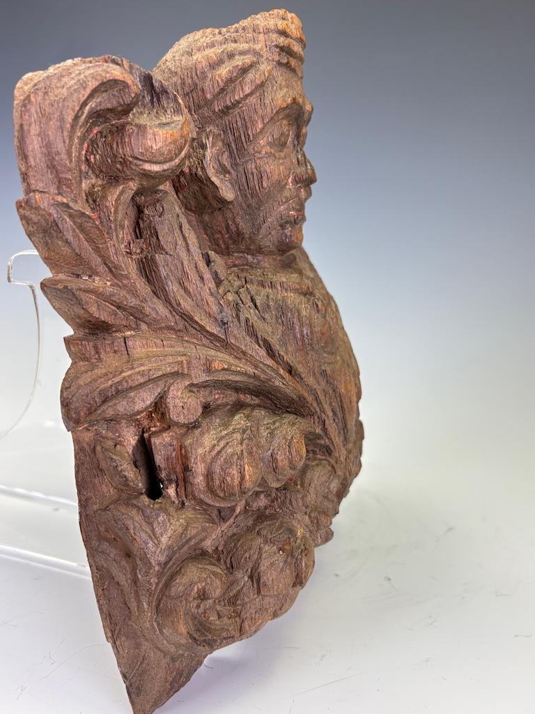 Pregevole frammento architettonico in legno duro intagliato del XVIII secolo, raffigurante un nobile in vendita 4