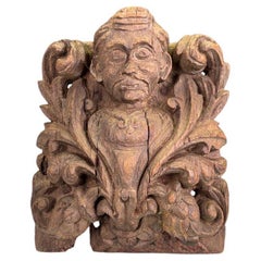 Pregevole frammento architettonico in legno duro intagliato del XVIII secolo, raffigurante un nobile
