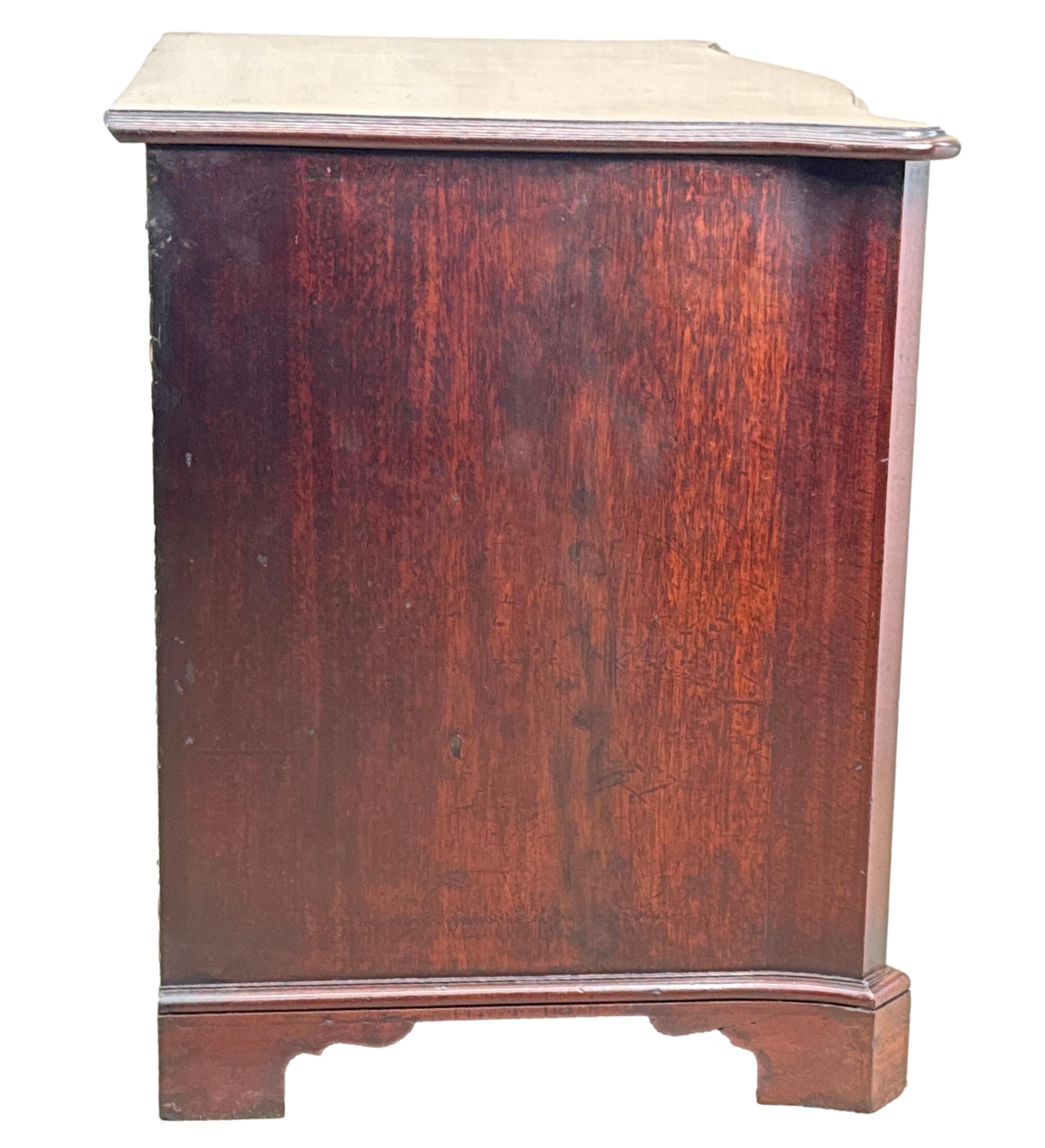 Pregiata cassapanca a serpentina in mogano del XVIII secolo in vendita 4