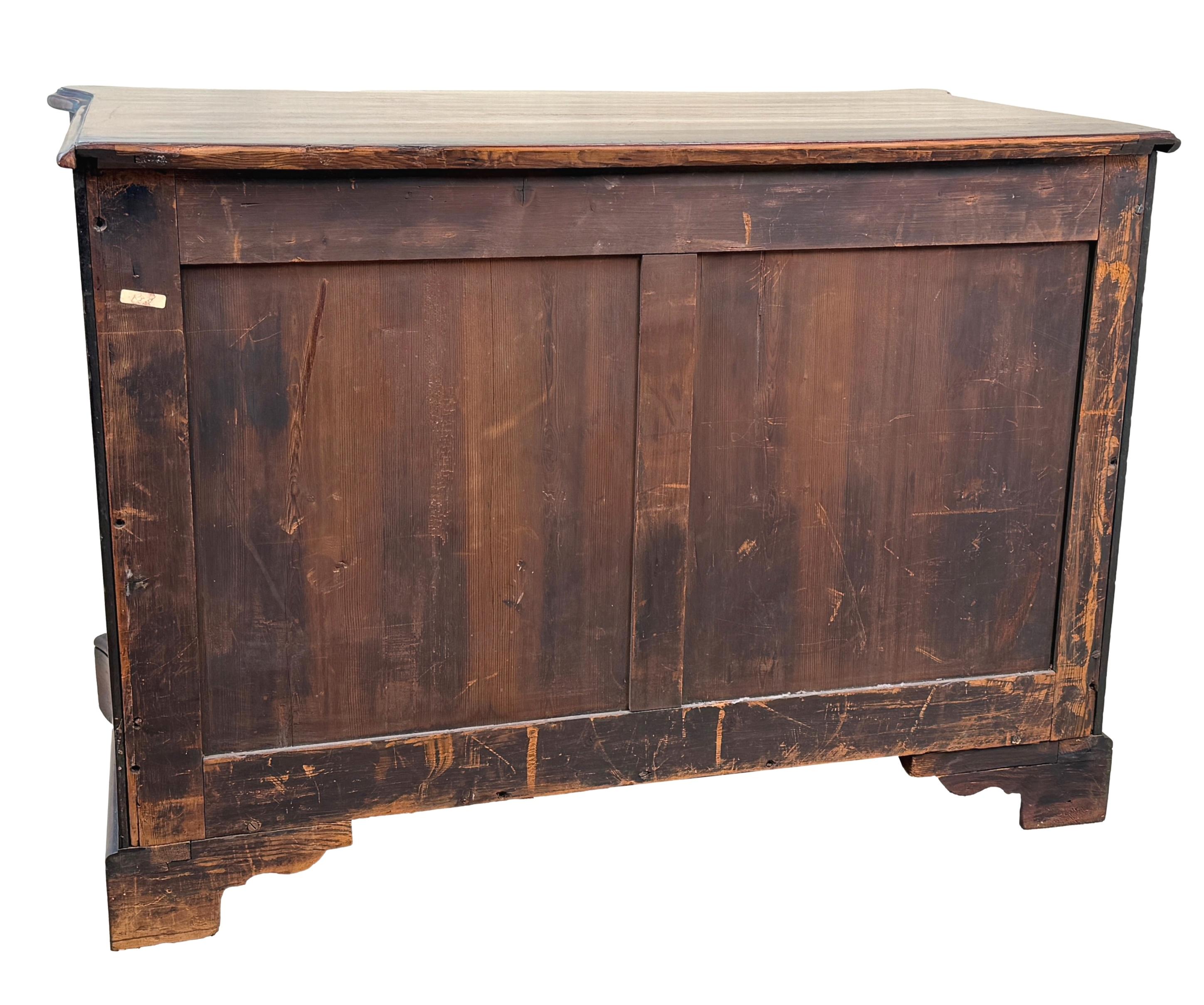 Pregiata cassapanca a serpentina in mogano del XVIII secolo in vendita 5