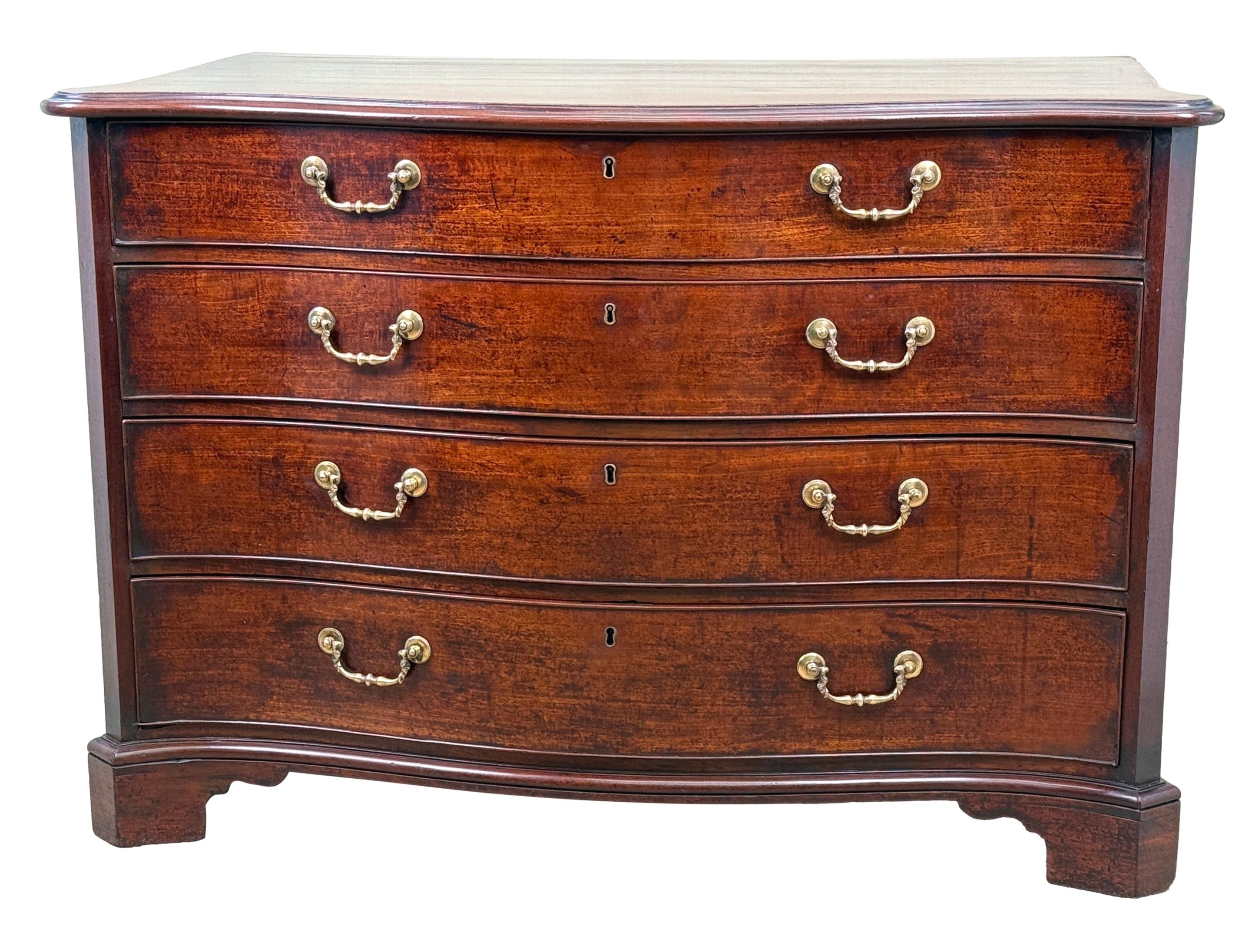 Pregiata cassapanca a serpentina in mogano del XVIII secolo in vendita 6