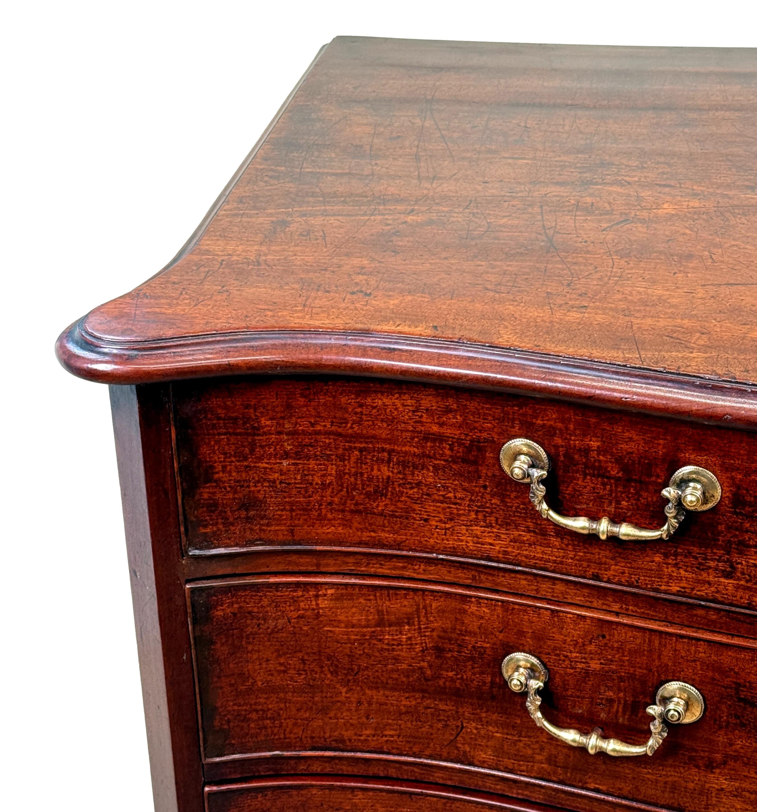 Chippendale Pregiata cassapanca a serpentina in mogano del XVIII secolo in vendita