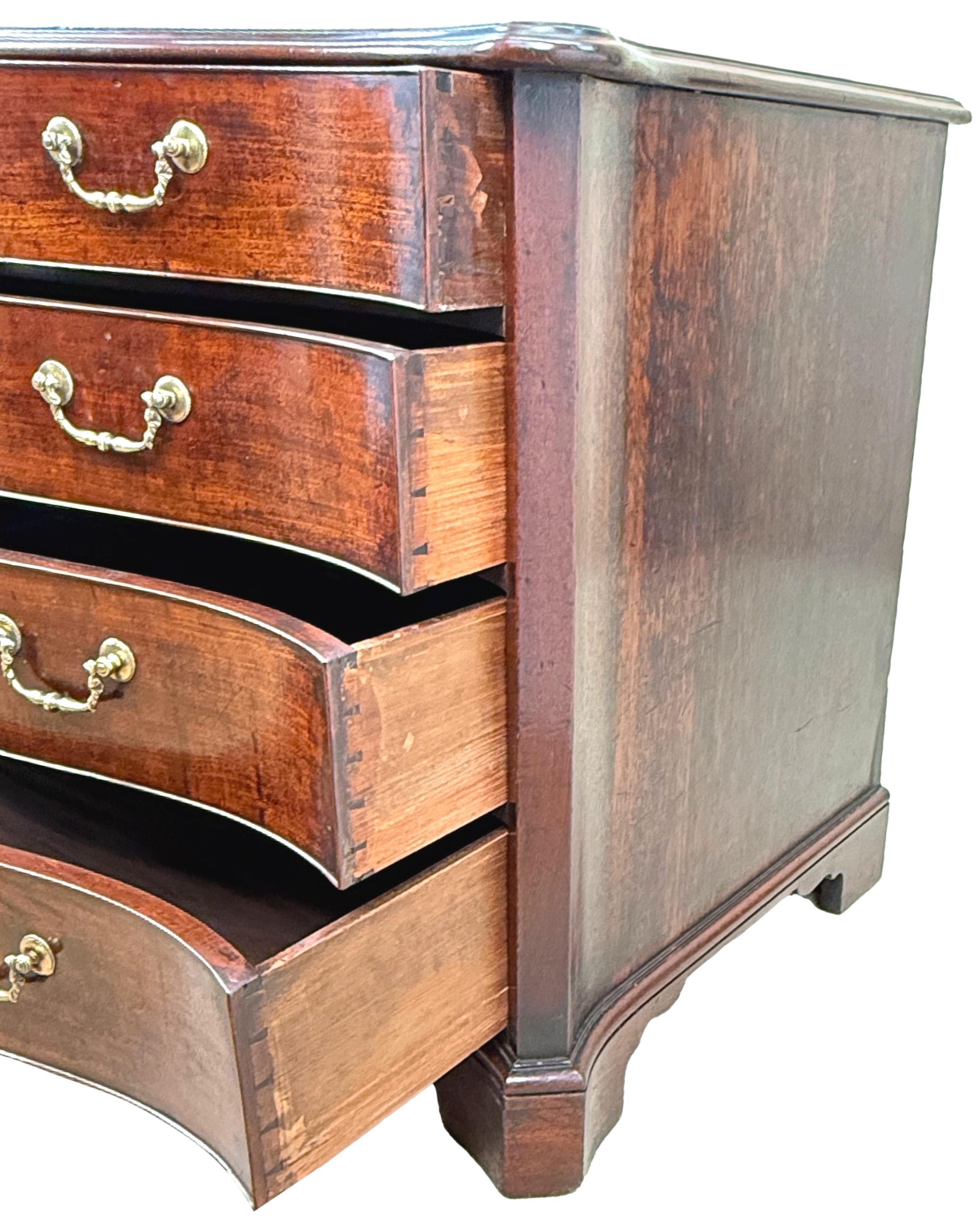 Inglese Pregiata cassapanca a serpentina in mogano del XVIII secolo in vendita