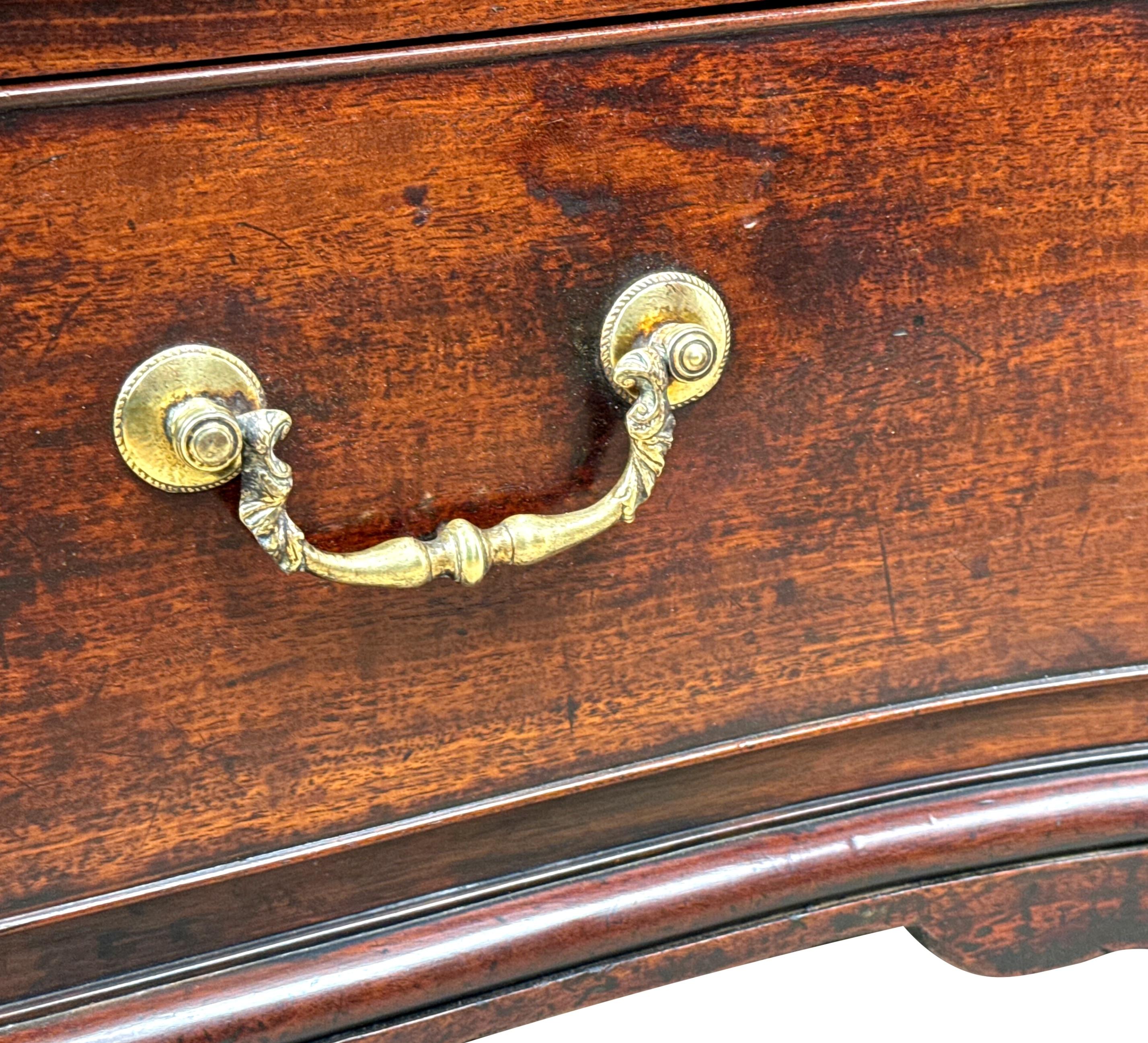 Pregiata cassapanca a serpentina in mogano del XVIII secolo In condizioni buone in vendita a Bedfordshire, GB