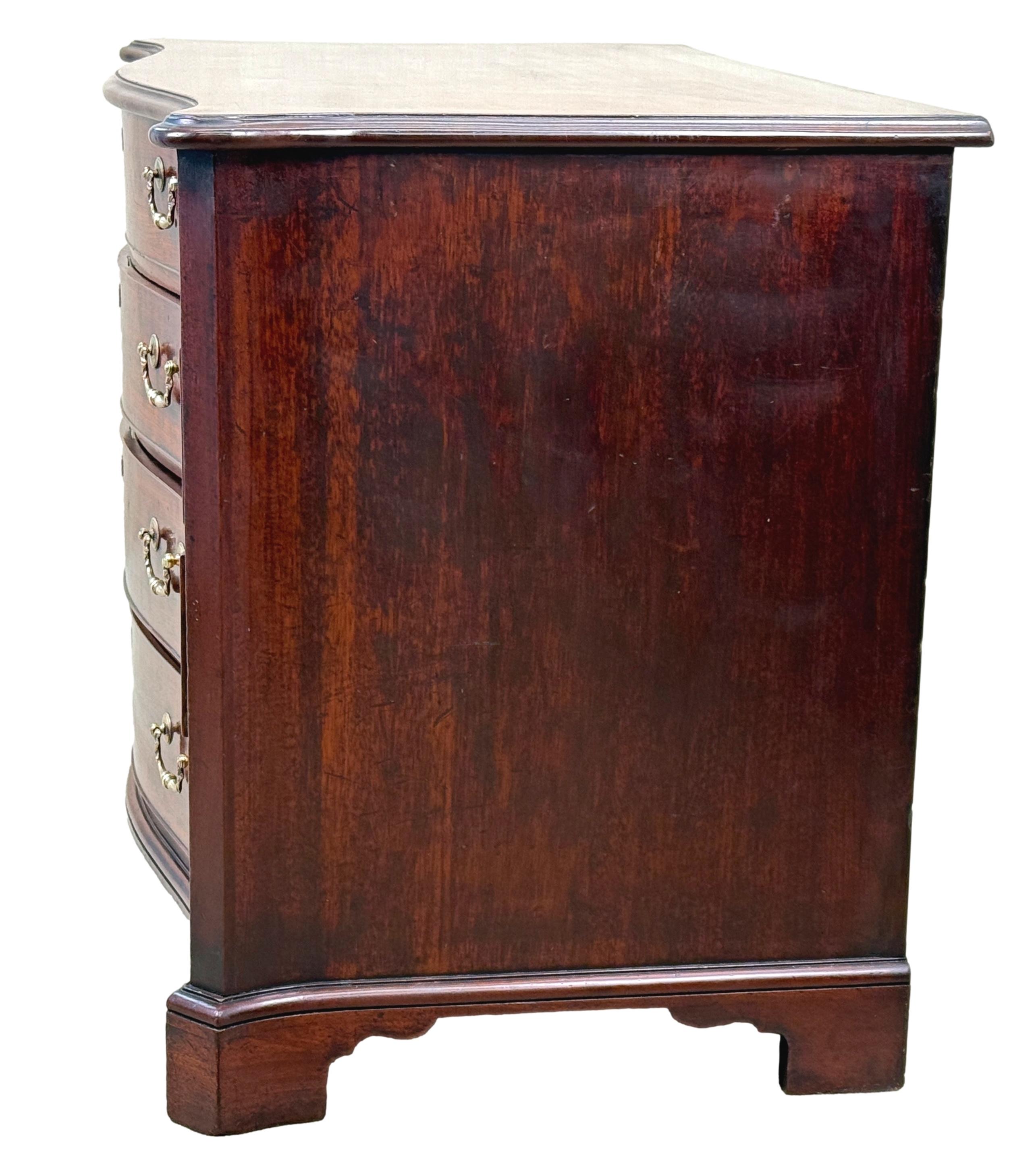 Mogano Pregiata cassapanca a serpentina in mogano del XVIII secolo in vendita