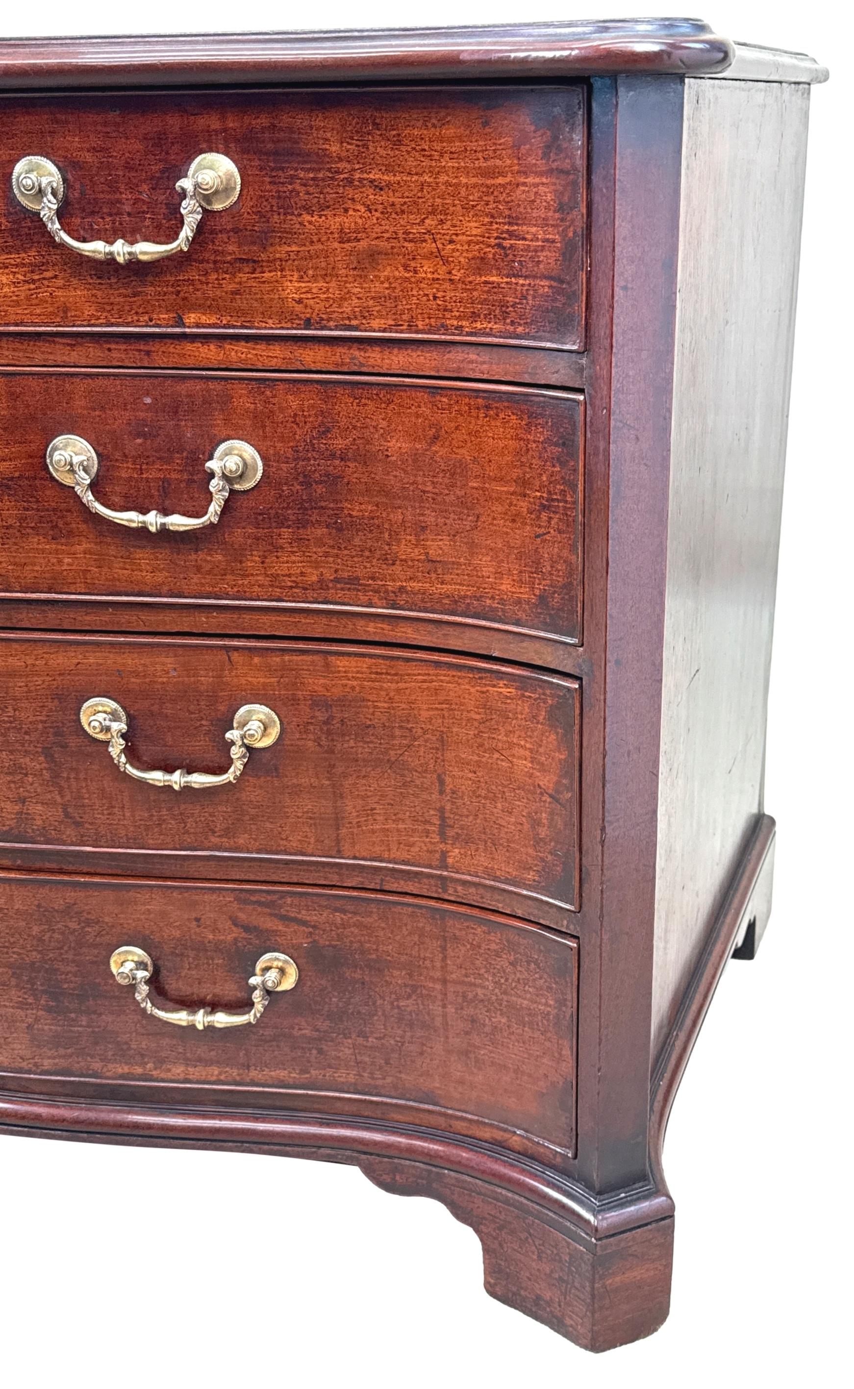 Pregiata cassapanca a serpentina in mogano del XVIII secolo in vendita 2