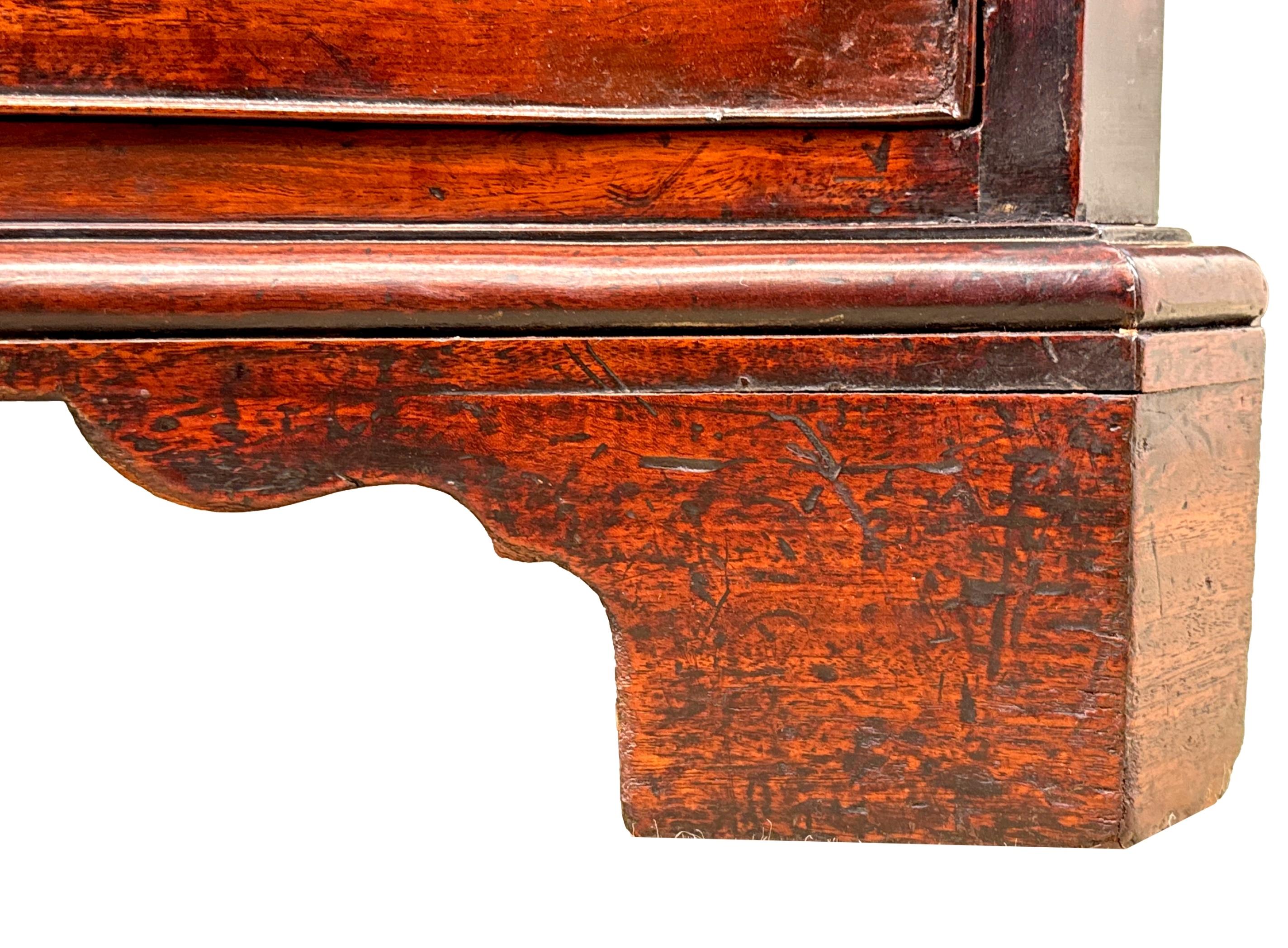 Pregiata cassapanca a serpentina in mogano del XVIII secolo in vendita 3