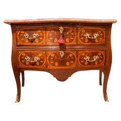 Pregevole commode con piano in marmo intarsiato e bronzo dorato del XVIII secolo