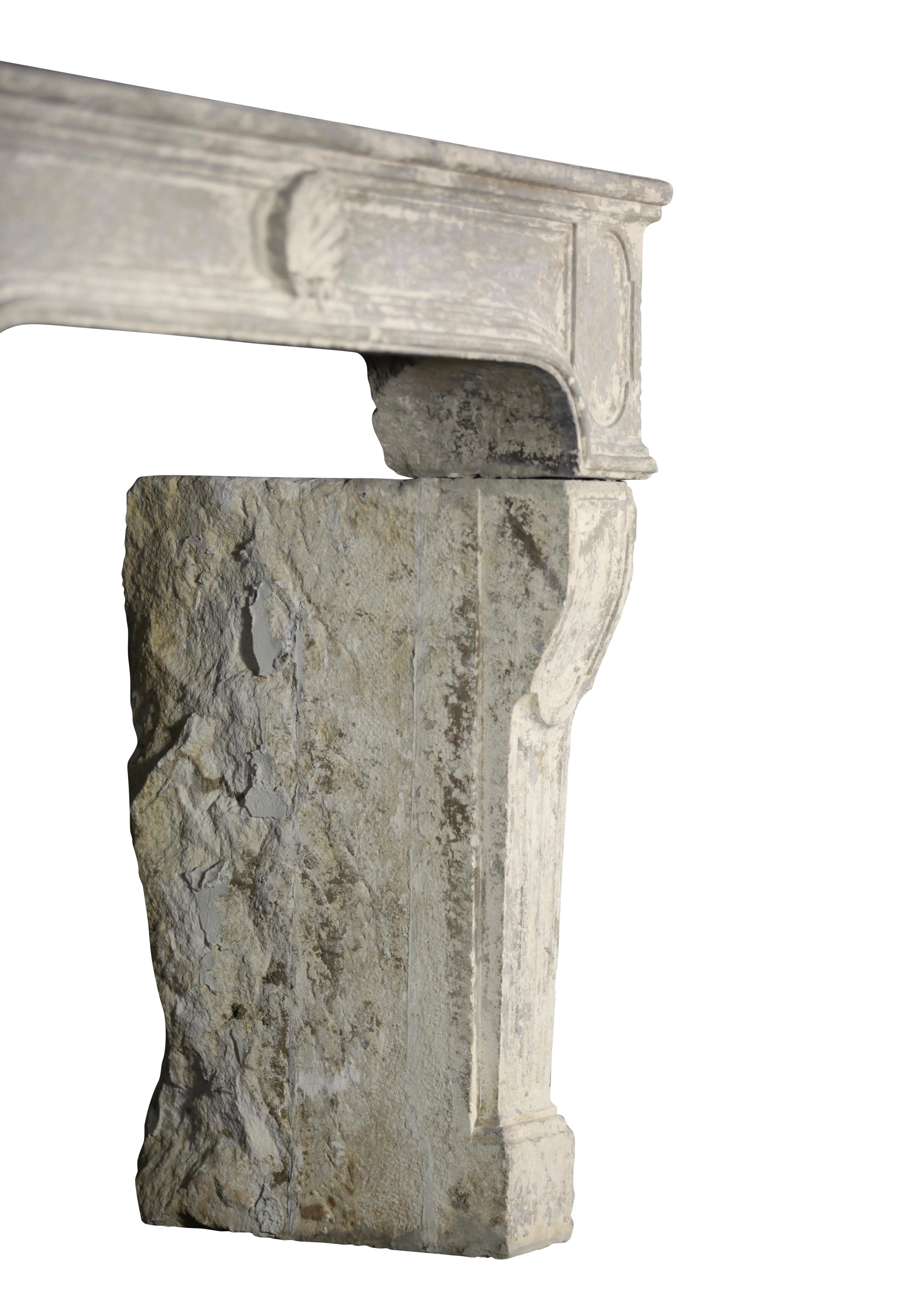 Französischer antiker dekorativer Kamin aus Kalkstein aus der Periode des 18. Jahrhunderts im Angebot 4