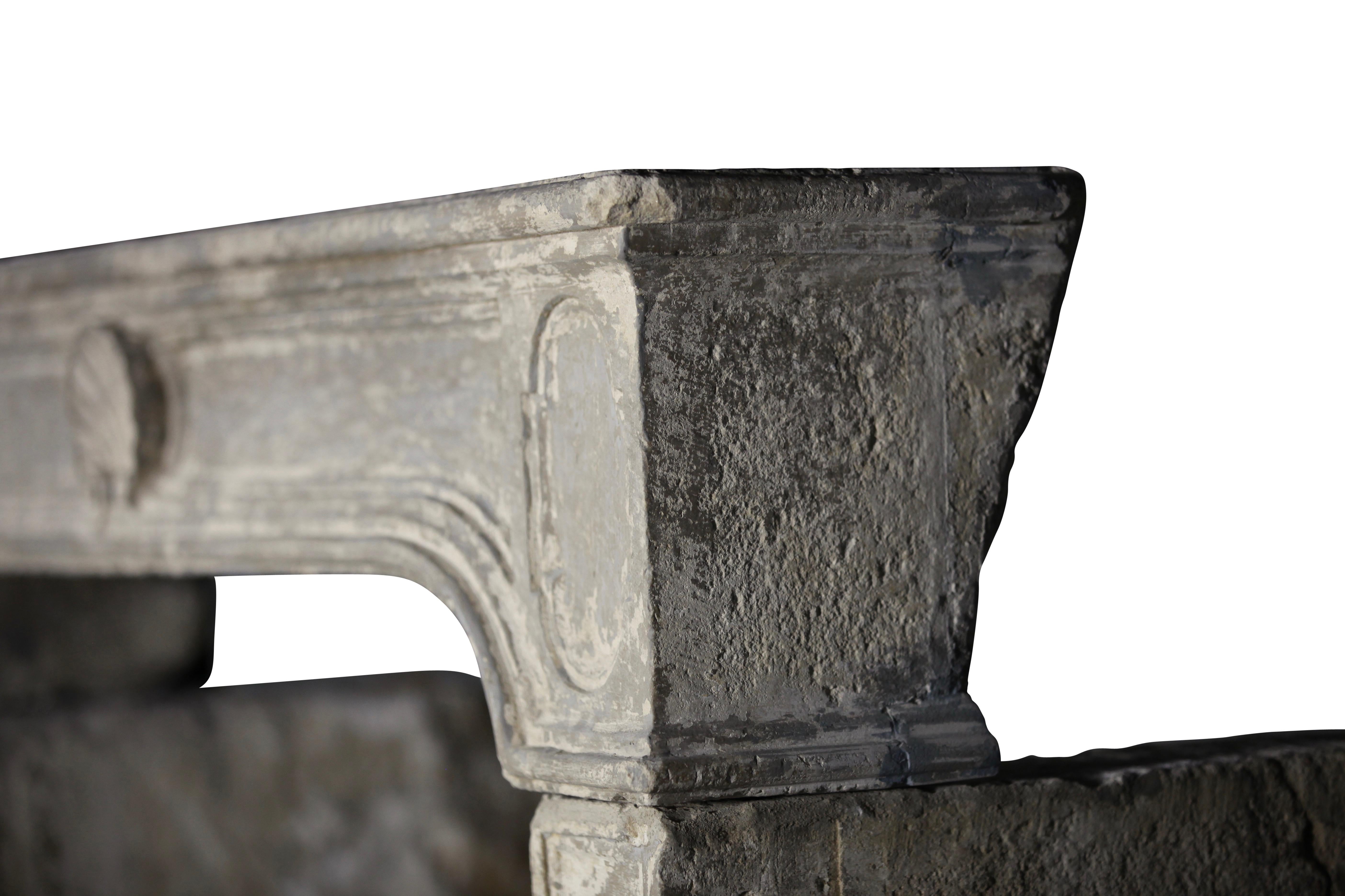 Französischer antiker dekorativer Kamin aus Kalkstein aus der Periode des 18. Jahrhunderts im Angebot 5