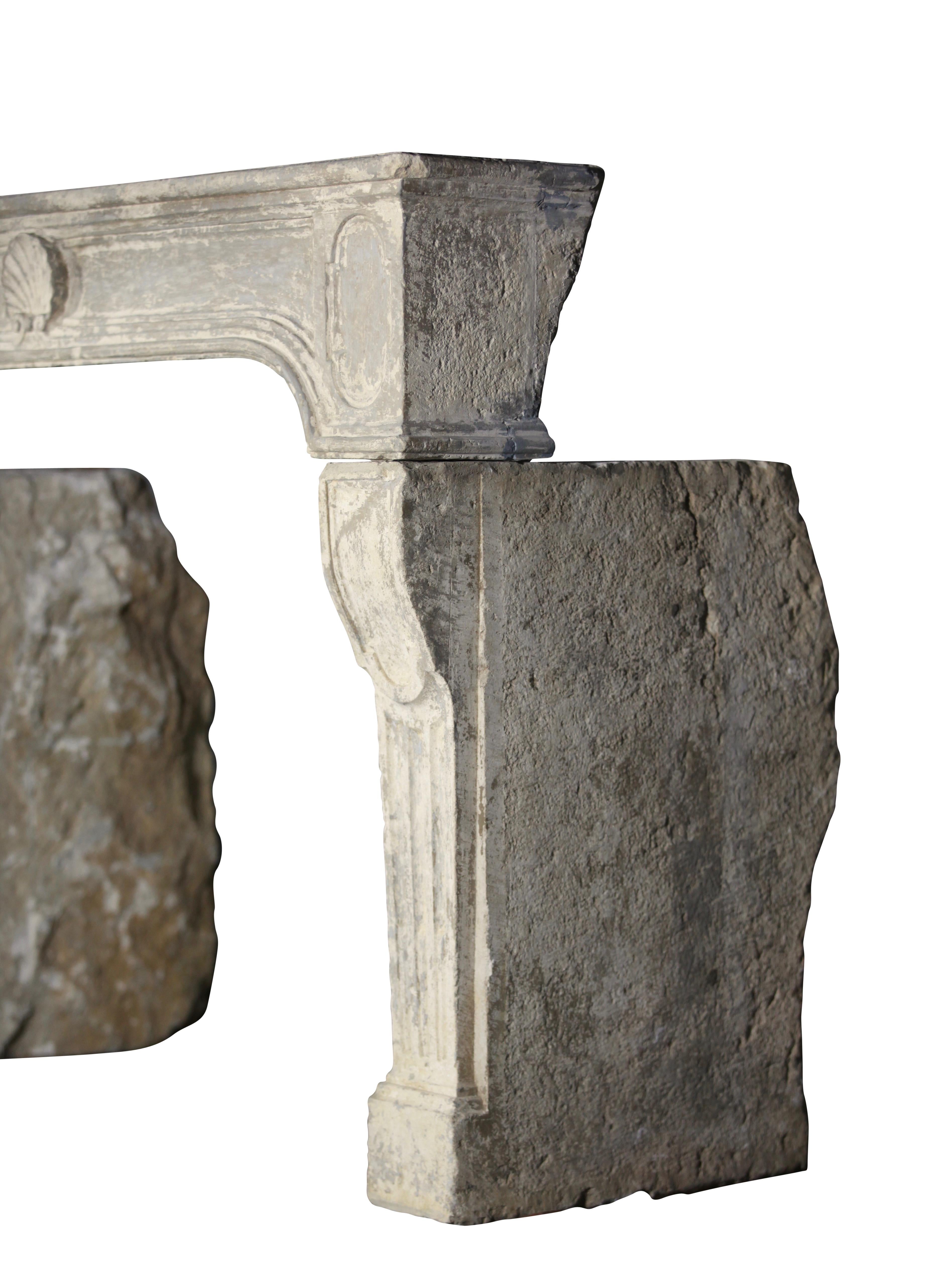 Französischer antiker dekorativer Kamin aus Kalkstein aus der Periode des 18. Jahrhunderts im Angebot 6