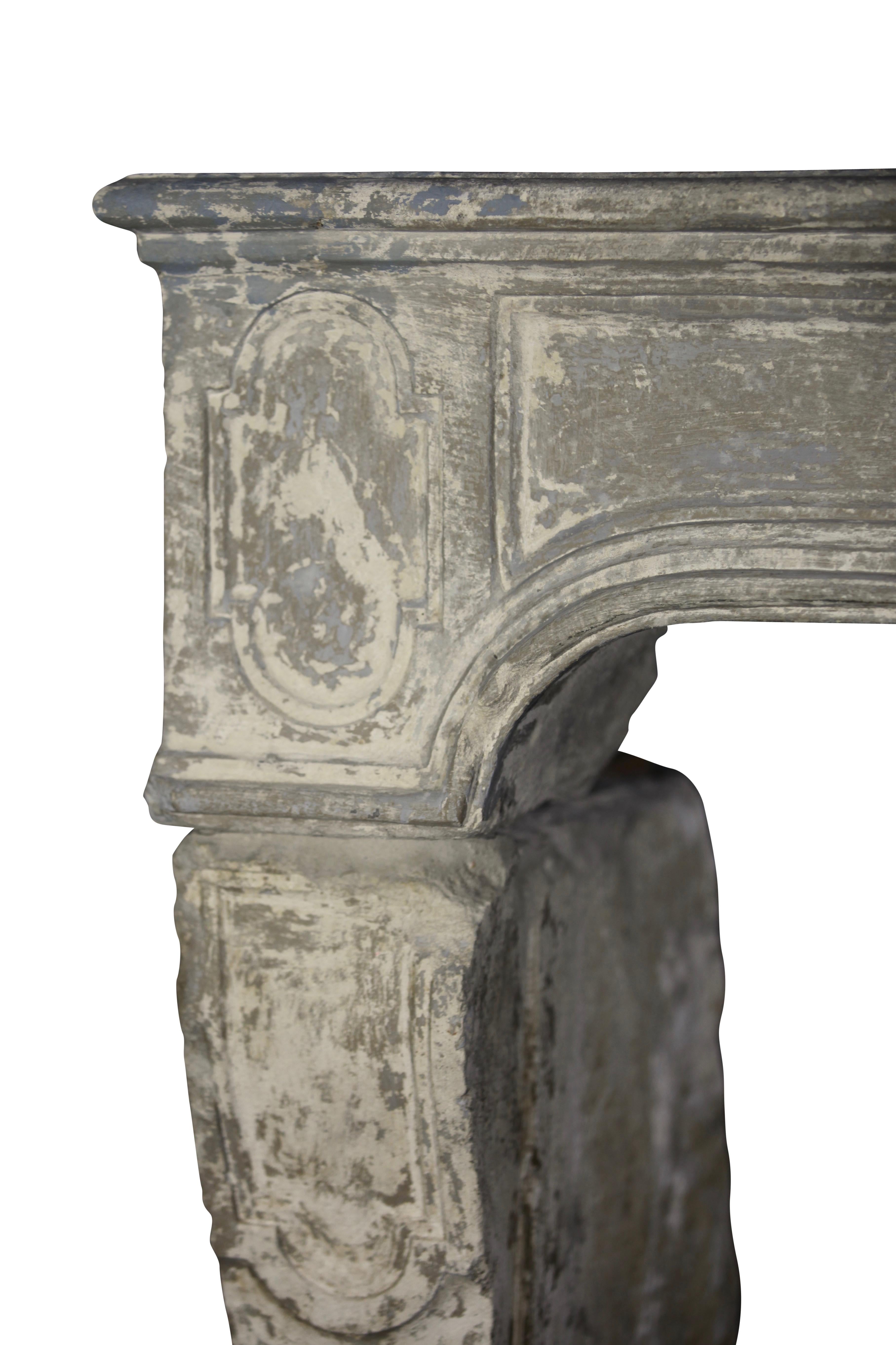 Französischer antiker dekorativer Kamin aus Kalkstein aus der Periode des 18. Jahrhunderts im Angebot 7