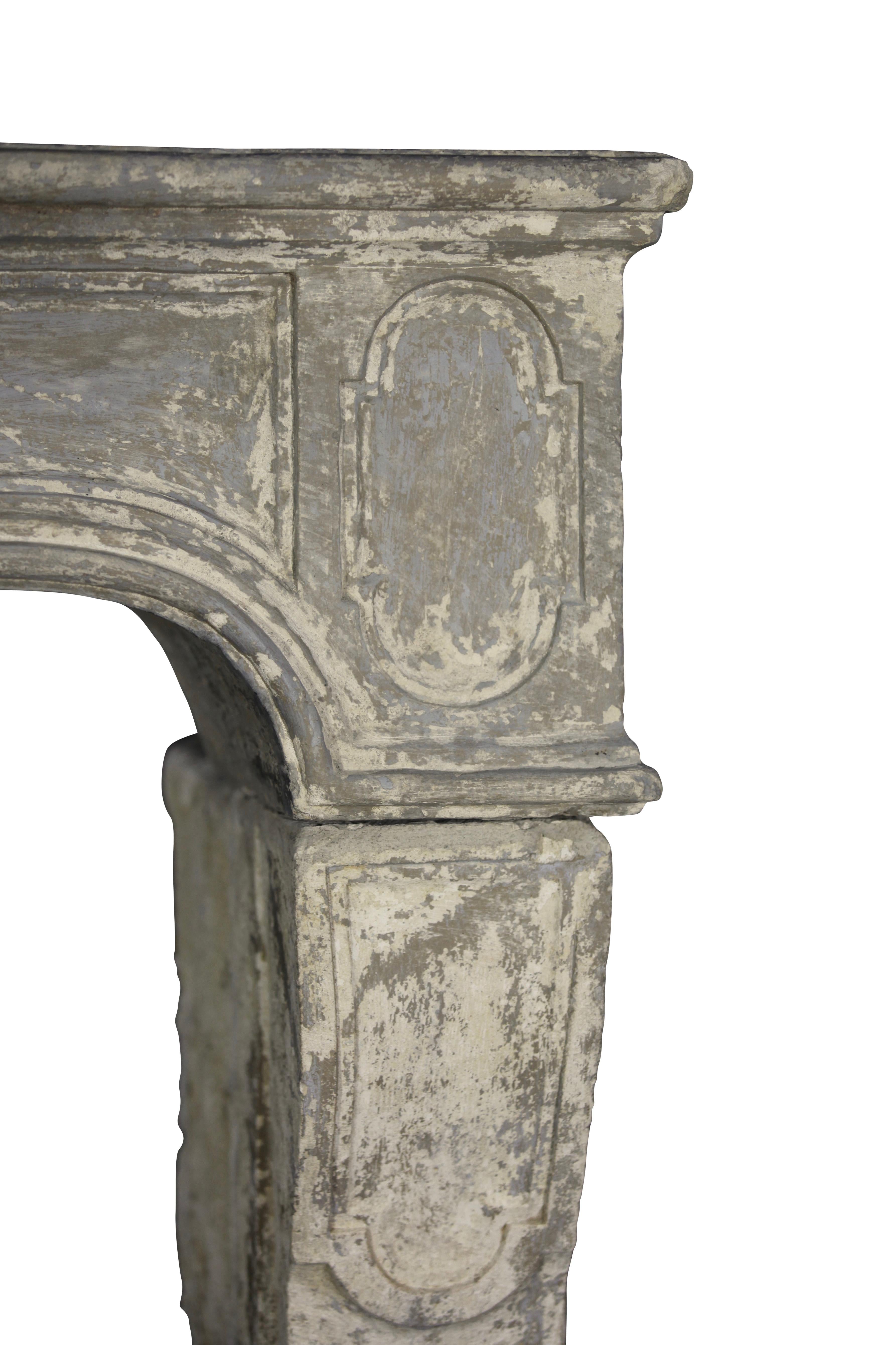 Französischer antiker dekorativer Kamin aus Kalkstein aus der Periode des 18. Jahrhunderts im Angebot 8