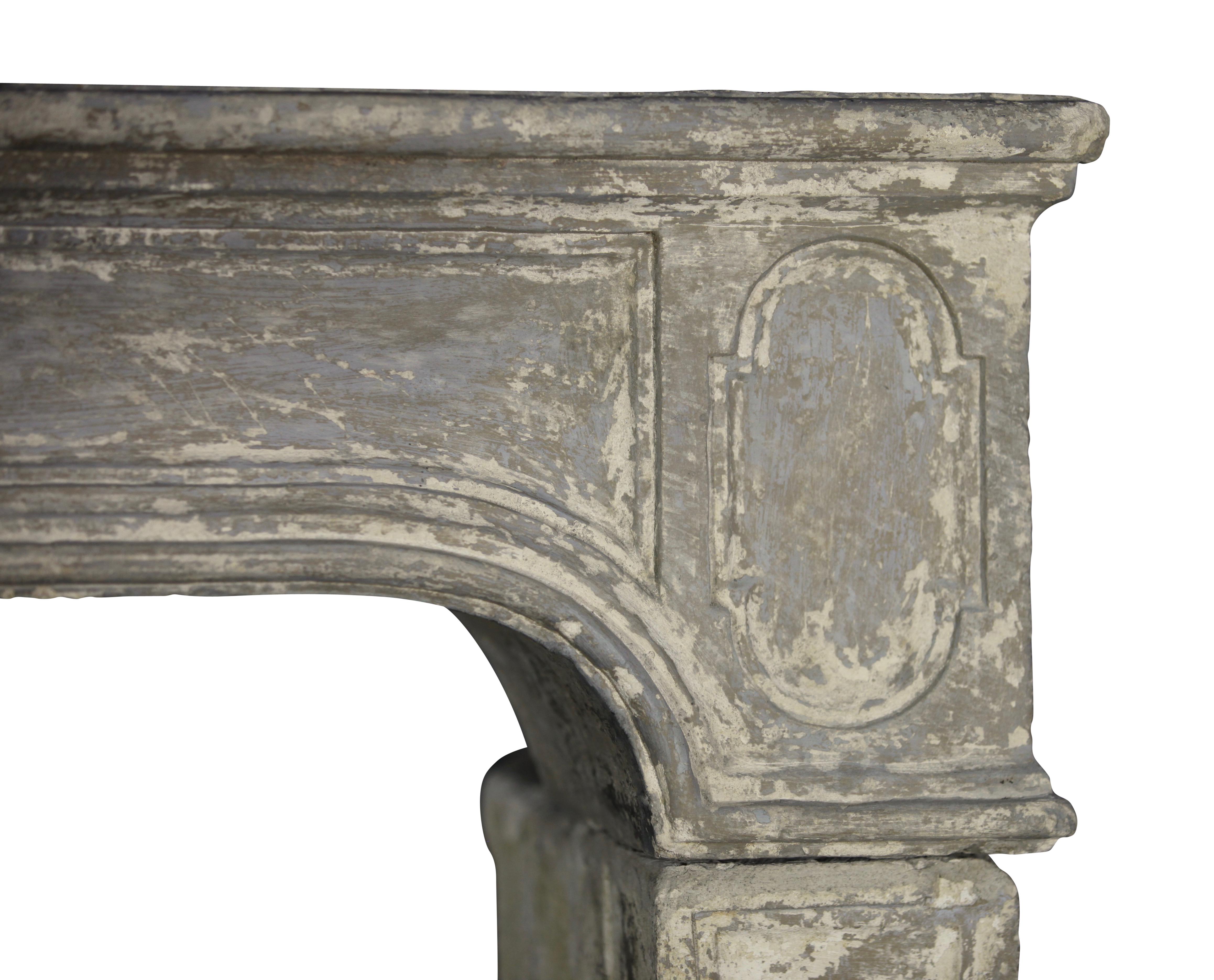 Französischer antiker dekorativer Kamin aus Kalkstein aus der Periode des 18. Jahrhunderts im Angebot 9