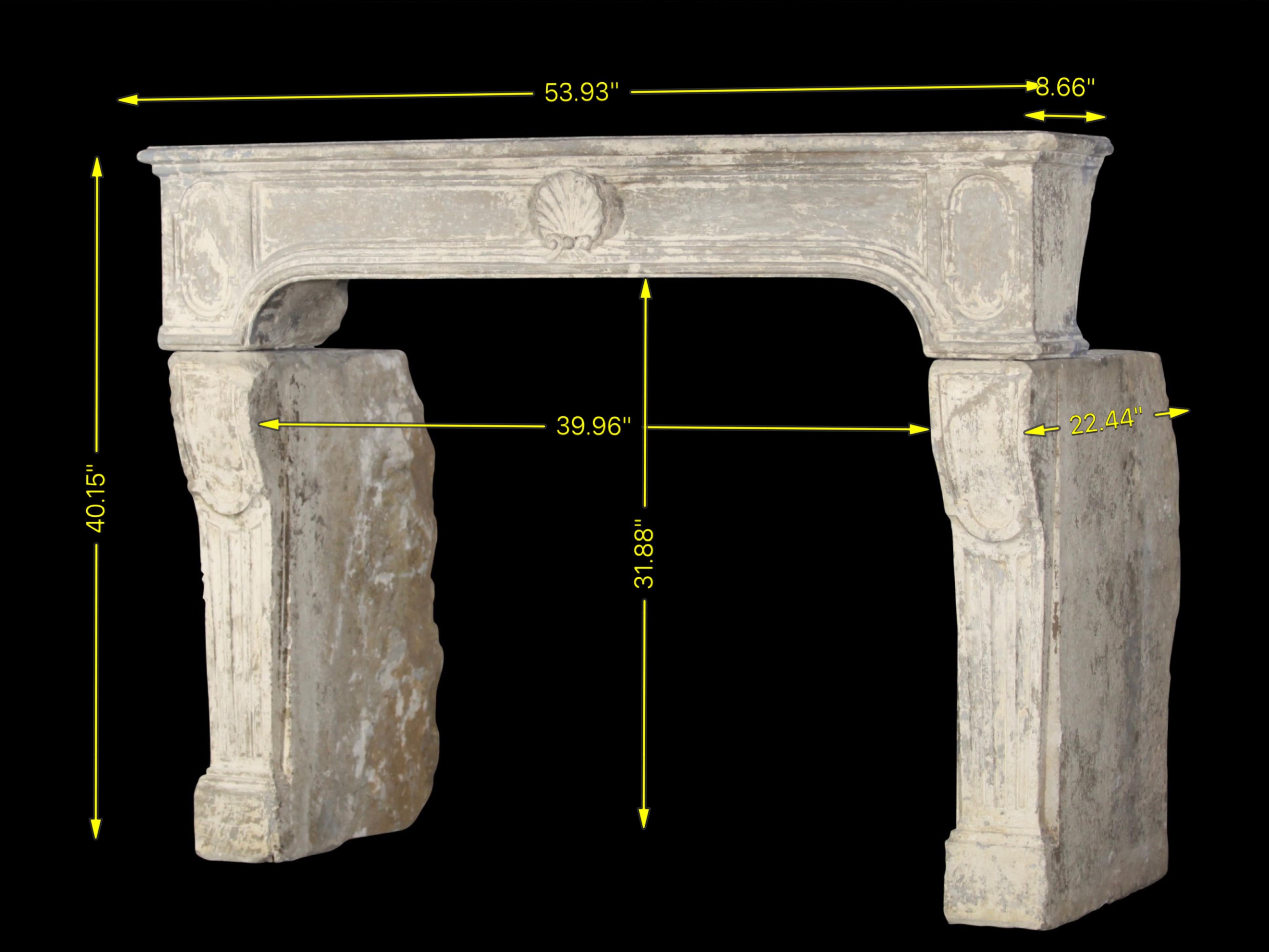 Französischer antiker dekorativer Kamin aus Kalkstein aus der Periode des 18. Jahrhunderts im Angebot 13