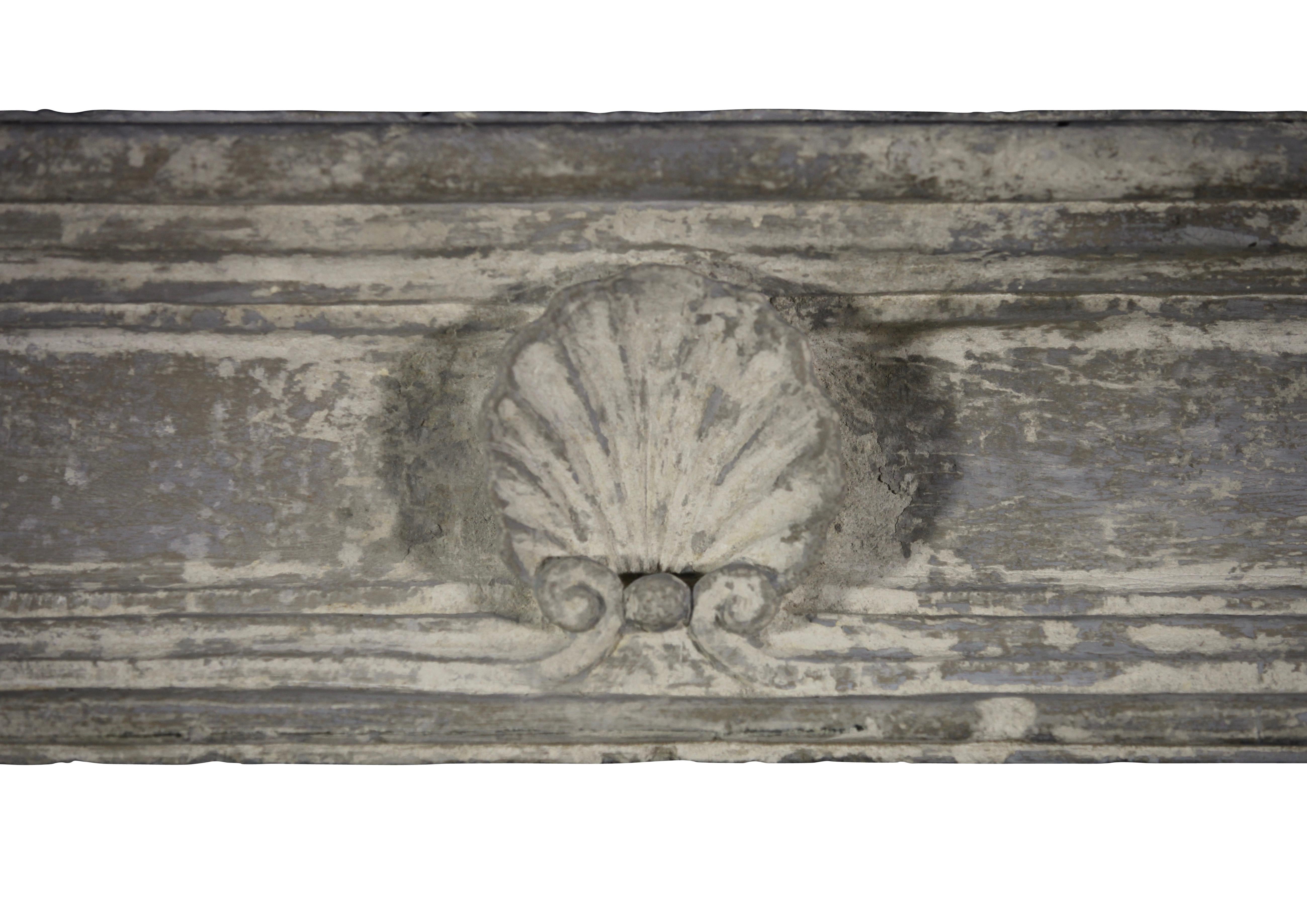 Französischer antiker dekorativer Kamin aus Kalkstein aus der Periode des 18. Jahrhunderts (Louis XV.) im Angebot
