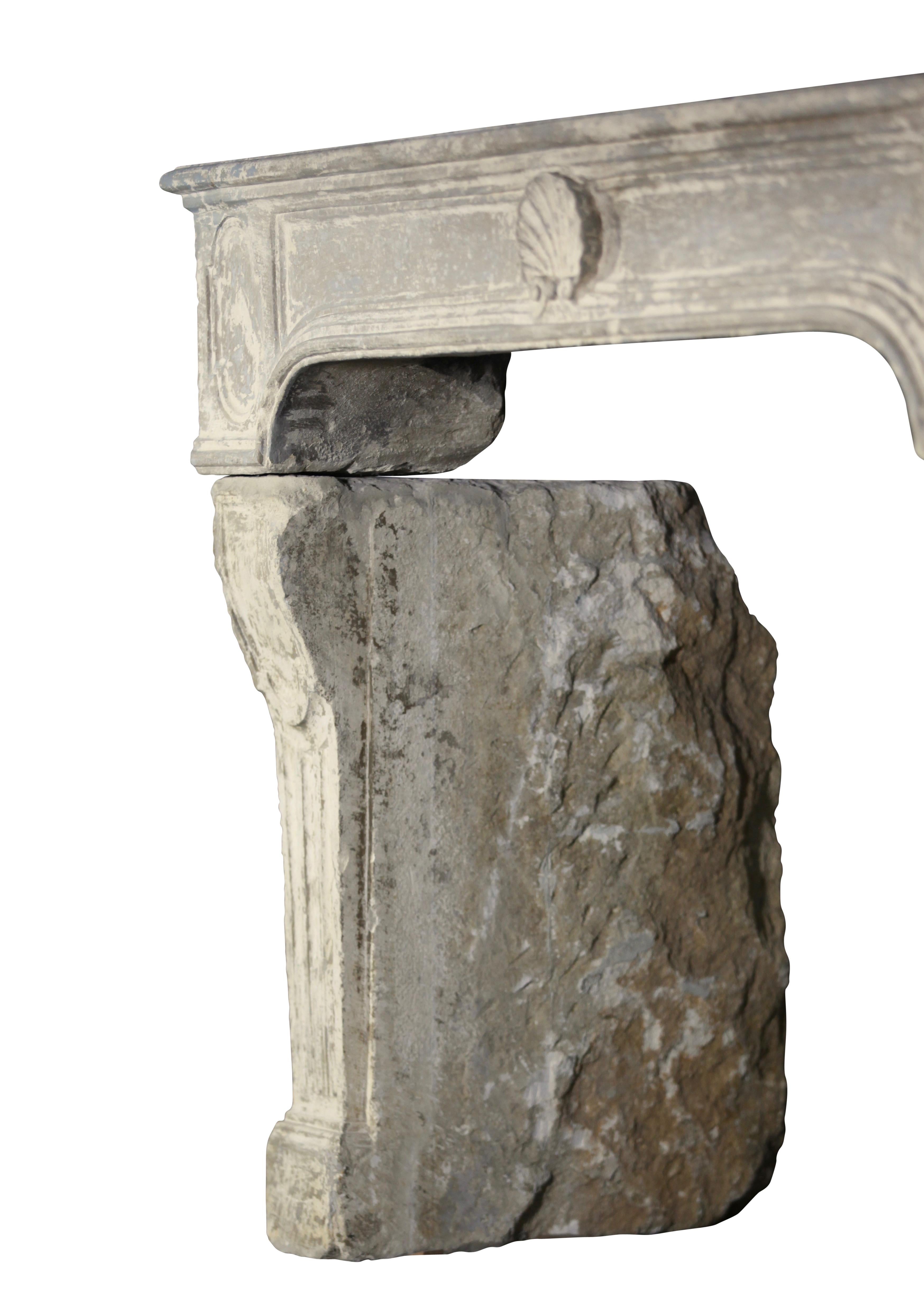 Französischer antiker dekorativer Kamin aus Kalkstein aus der Periode des 18. Jahrhunderts im Zustand „Hervorragend“ im Angebot in Beervelde, BE