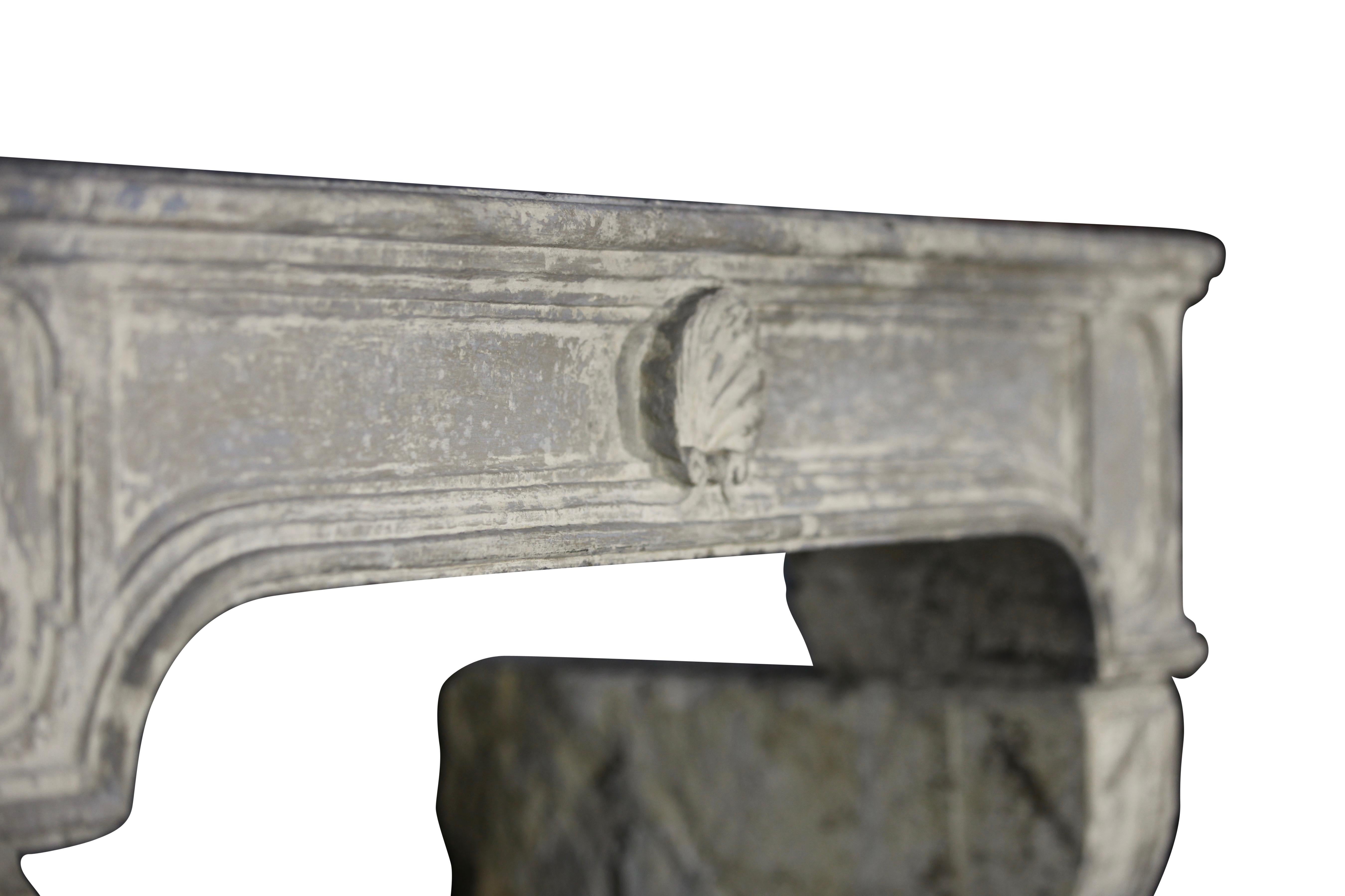 Französischer antiker dekorativer Kamin aus Kalkstein aus der Periode des 18. Jahrhunderts im Angebot 1