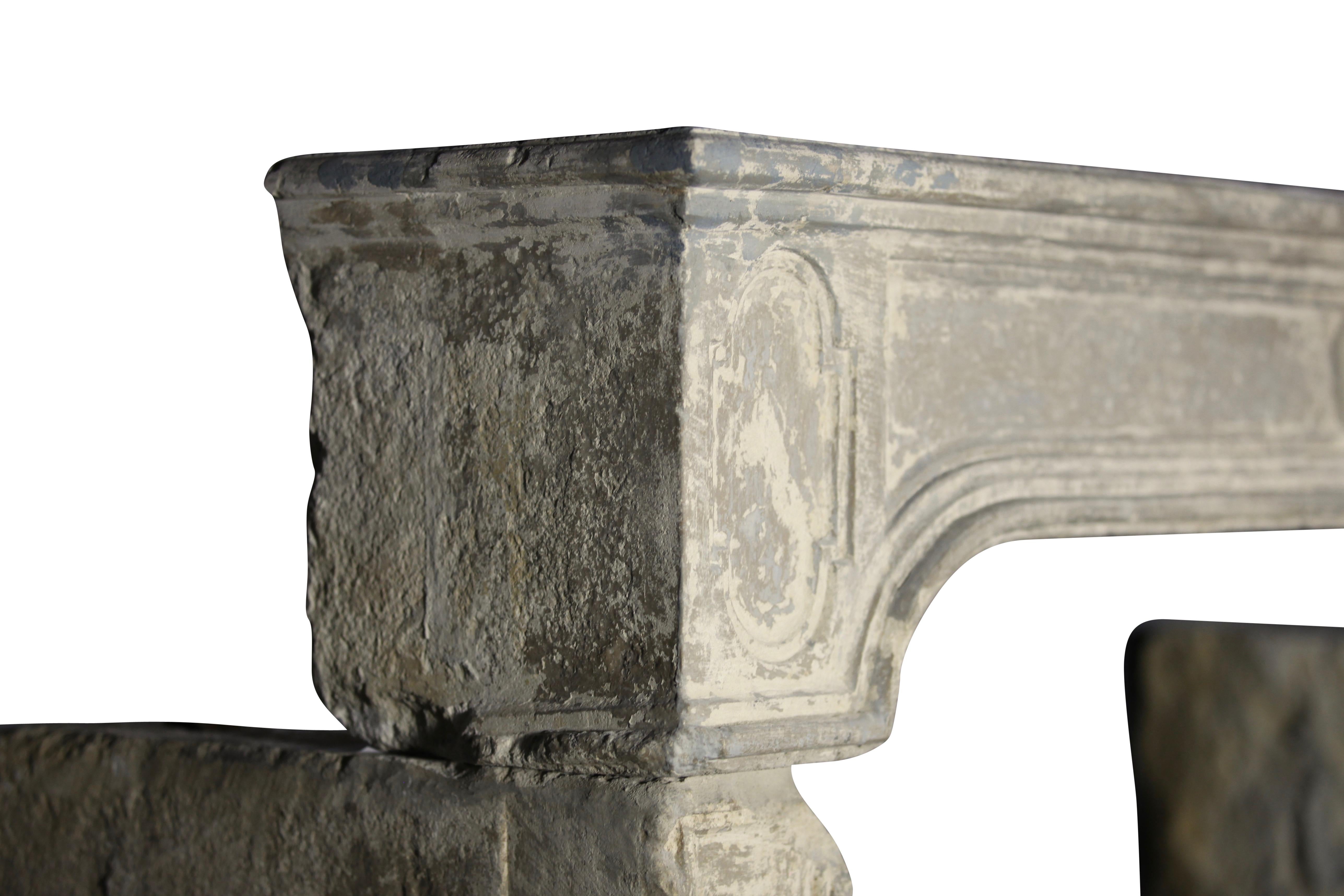 Französischer antiker dekorativer Kamin aus Kalkstein aus der Periode des 18. Jahrhunderts im Angebot 2
