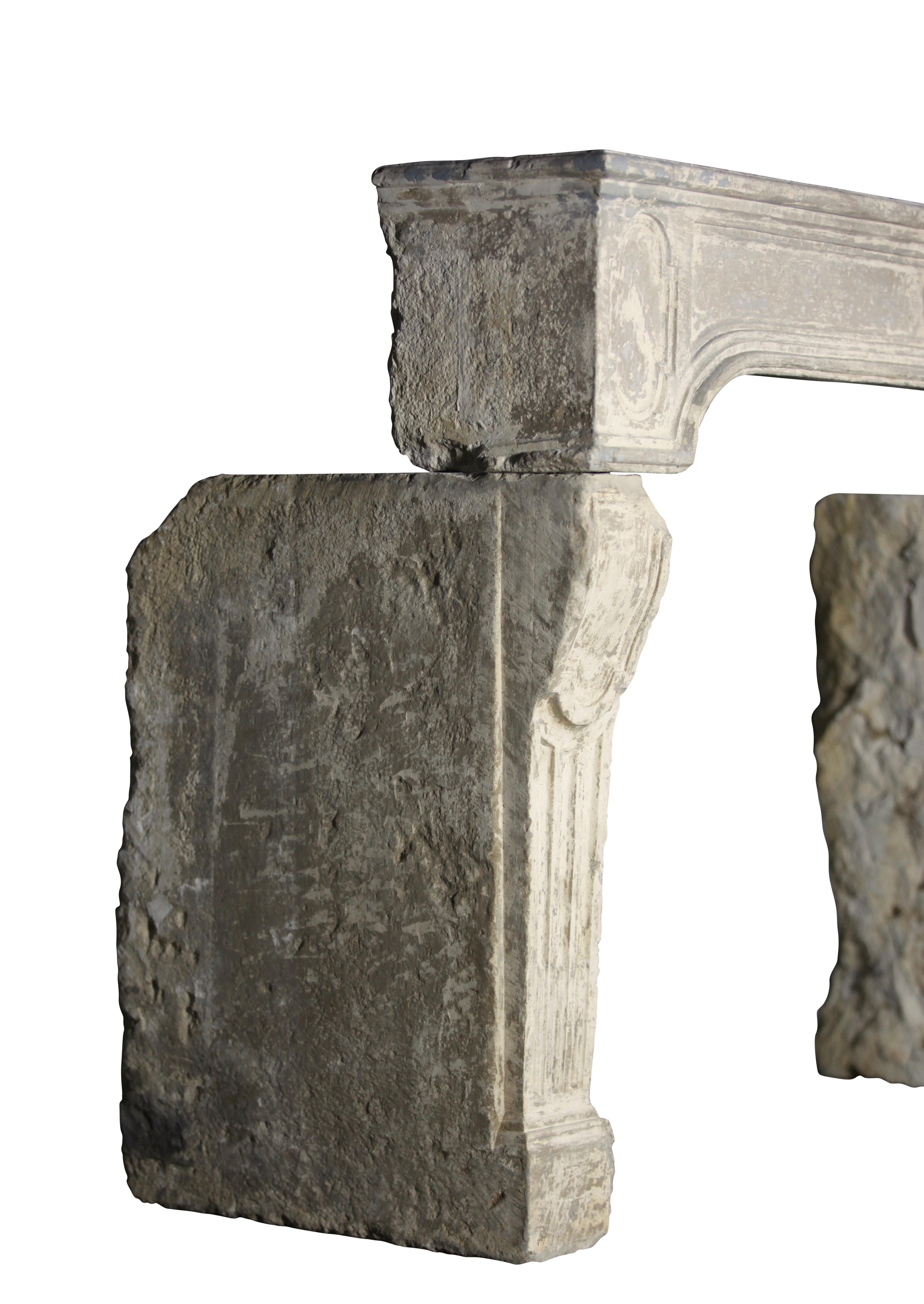Französischer antiker dekorativer Kamin aus Kalkstein aus der Periode des 18. Jahrhunderts im Angebot 3