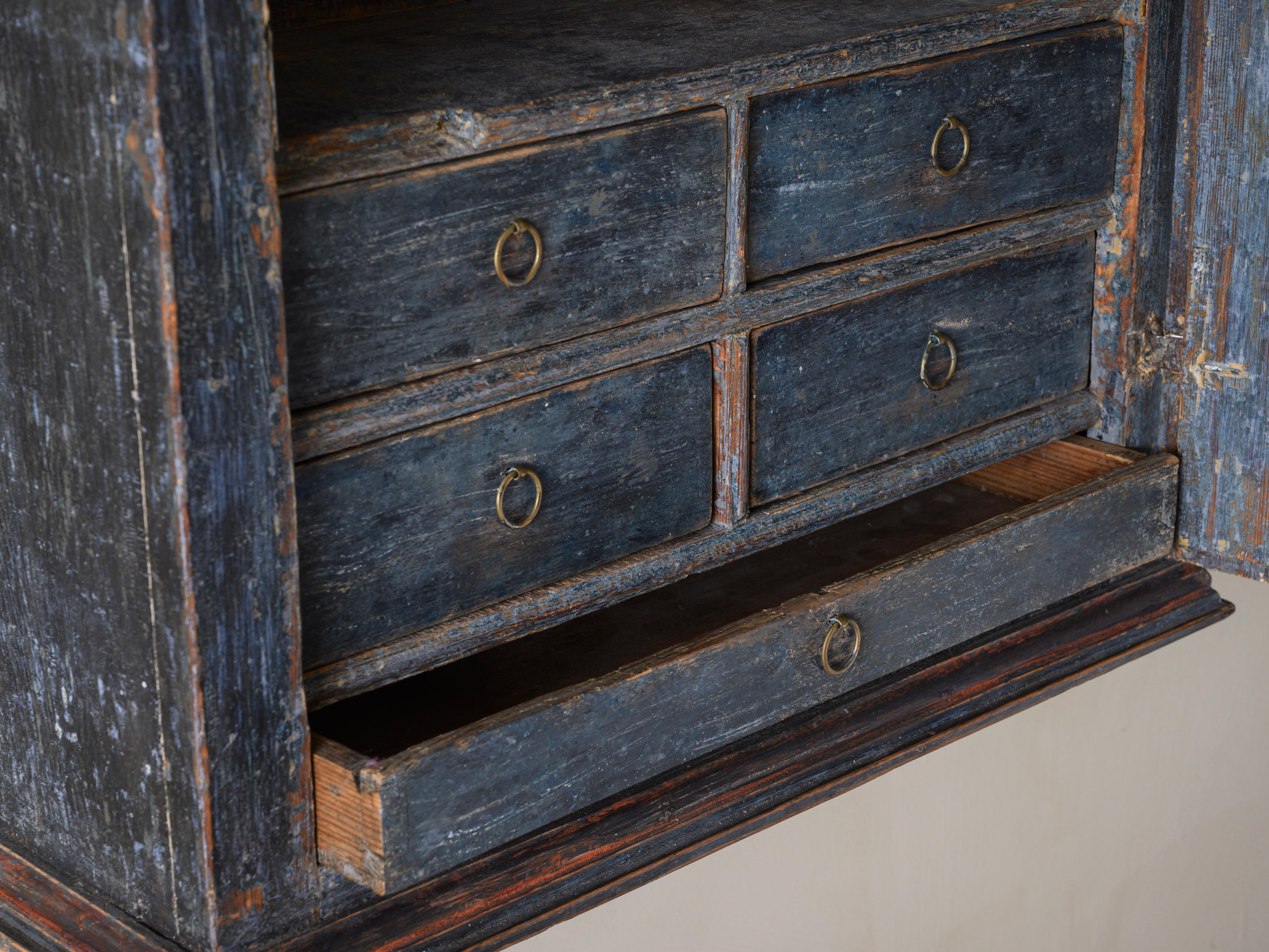 Fine 18th Century Provincial Gustavian Wall Cabinet In Good Condition In Allerum, SE