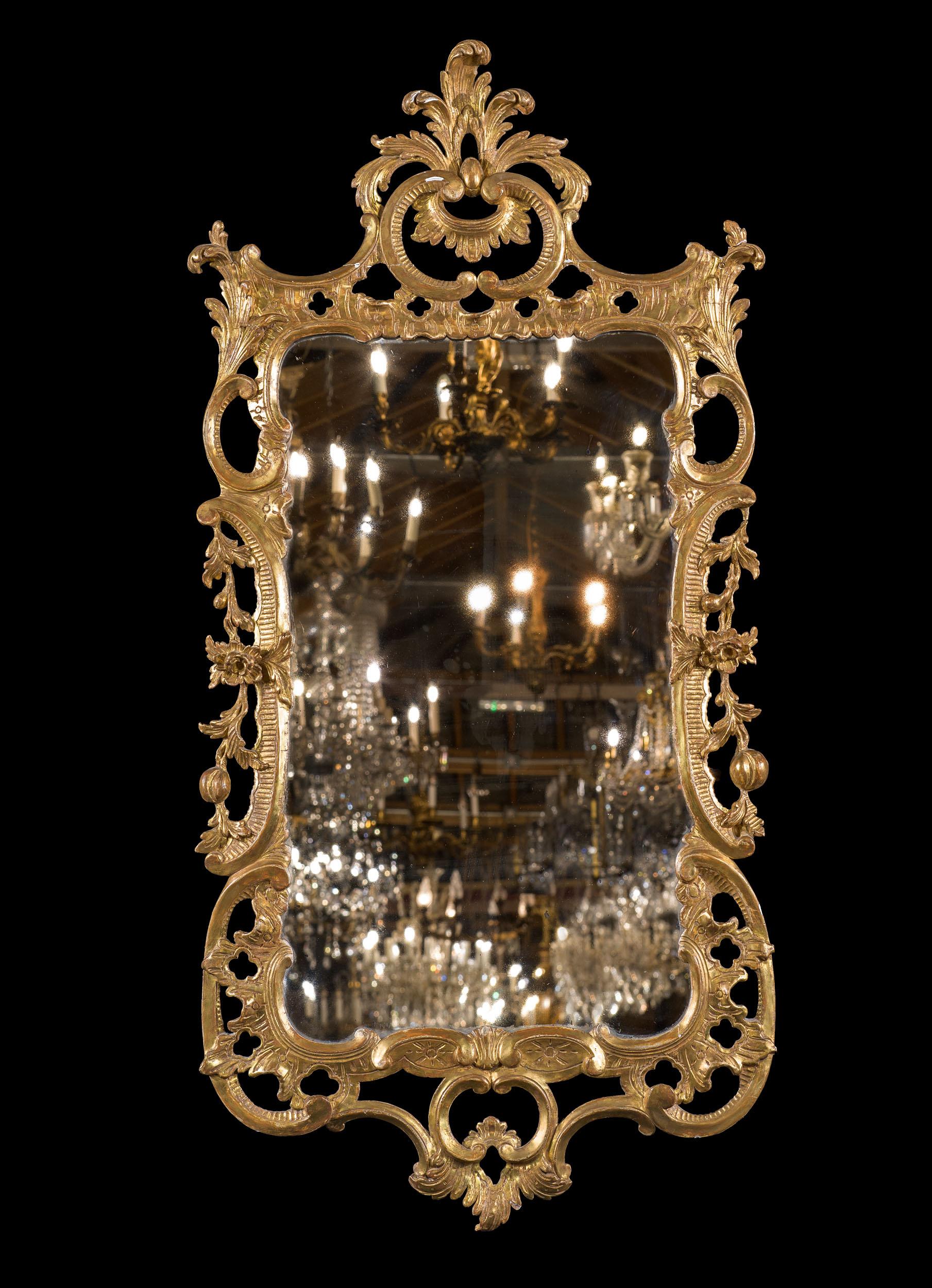 Anglais Miroir mural en bois doré rococo du 18e siècle en vente