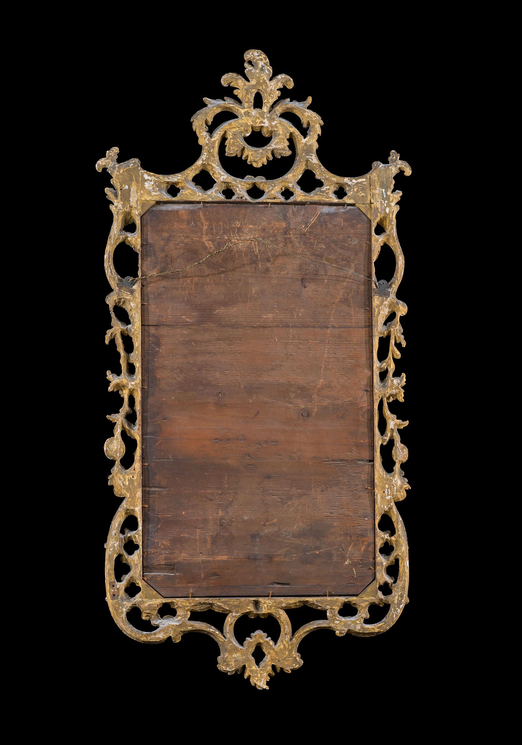 XVIIIe siècle Miroir mural en bois doré rococo du 18e siècle en vente