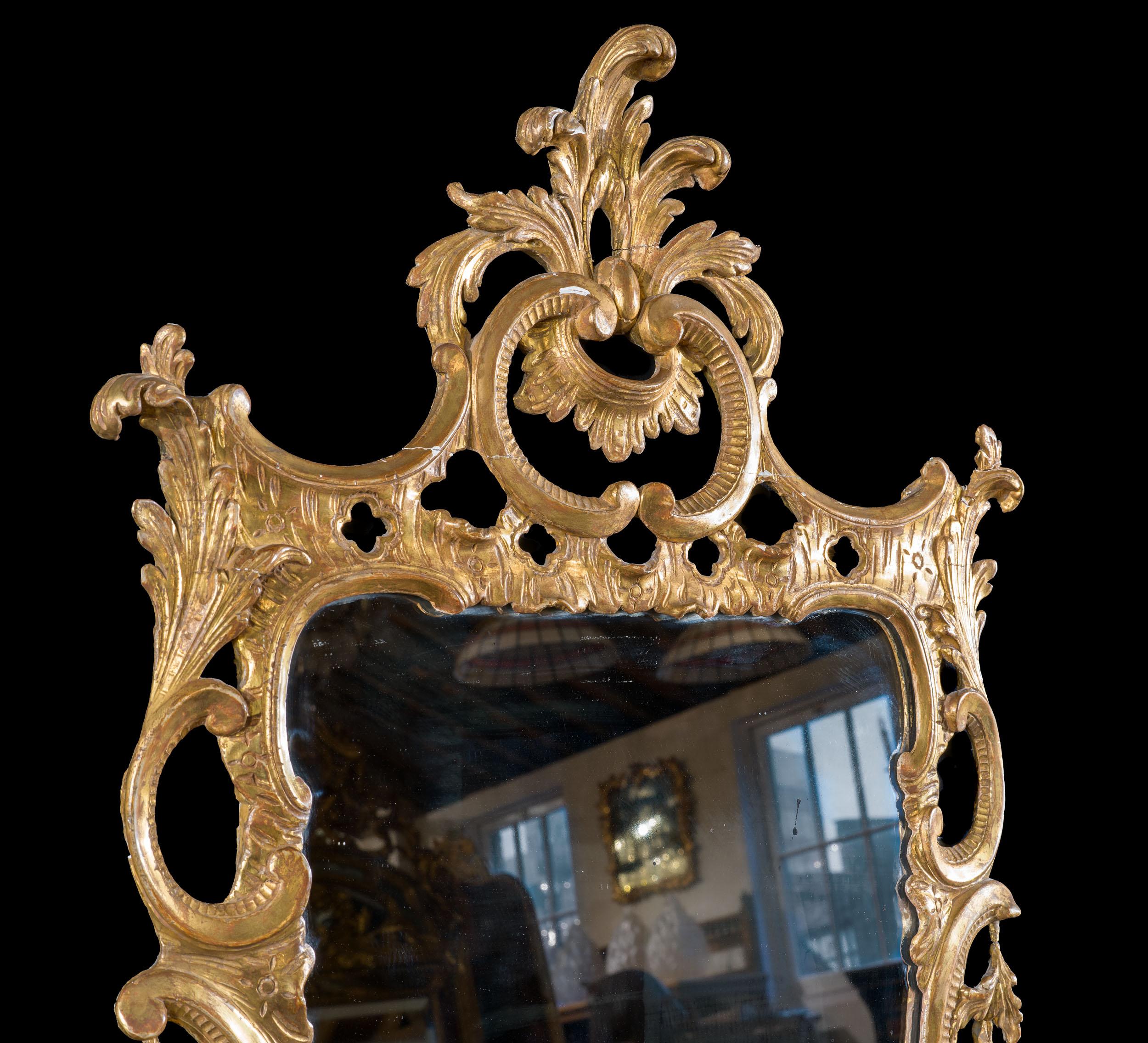 Bois doré Miroir mural en bois doré rococo du 18e siècle en vente