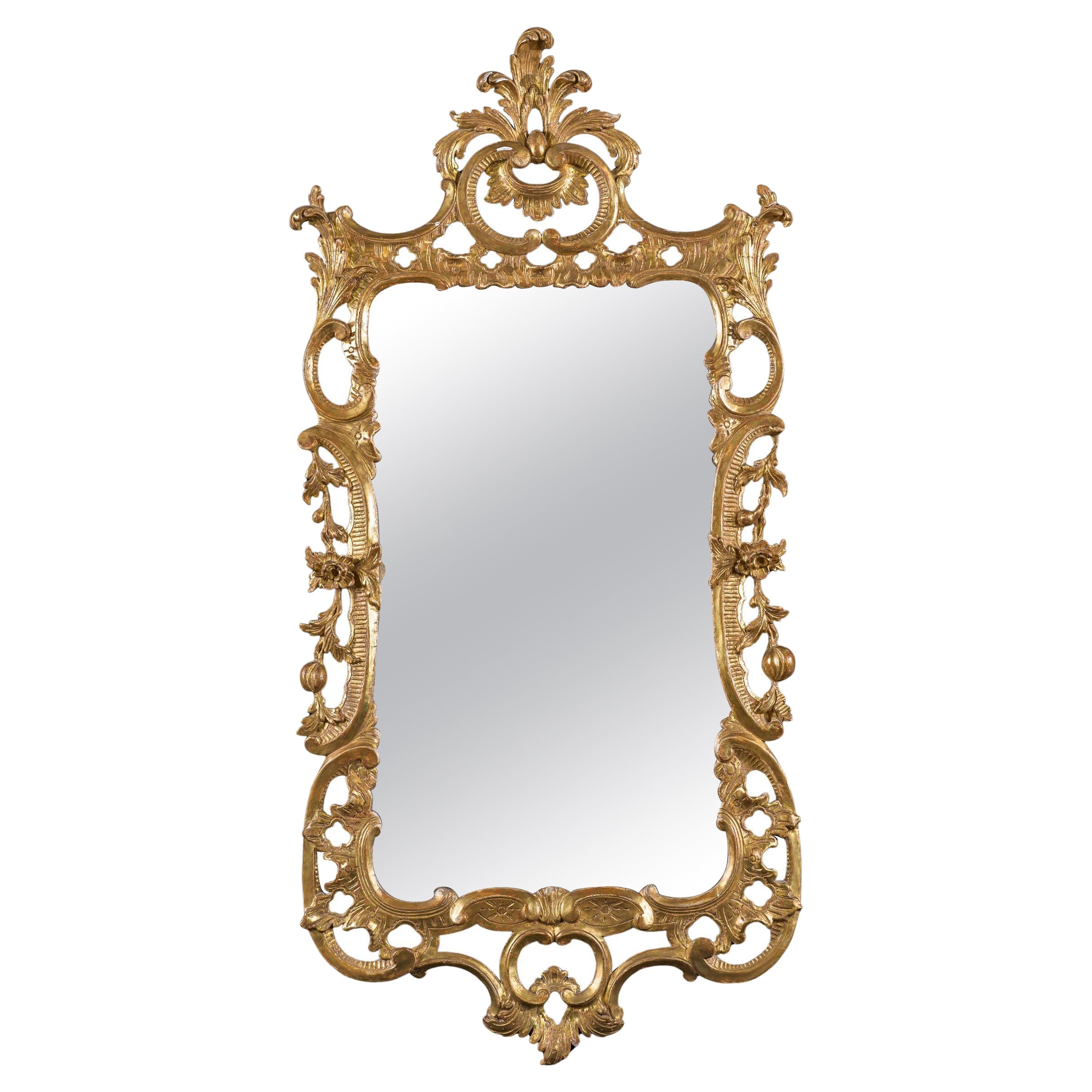 Raffinato specchio da parete in legno dorato rococò del XVIII secolo