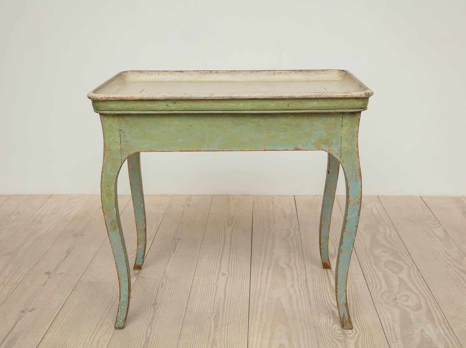 Table à plateau rococo suédoise, Origine : Stockholm, Suède, vers 1760, bois original peint à la main et sculpté à la main. La table entière, y compris le plateau, est sculptée dans une seule pièce de bois avec des pieds cabriole discrets mais