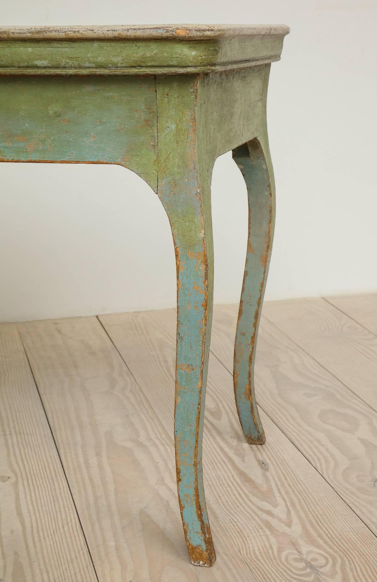 Fine 18th Century Rococo Tray Table, Origin: Stockholm, Sweden, circa 1760 In Excellent Condition In New York, NY