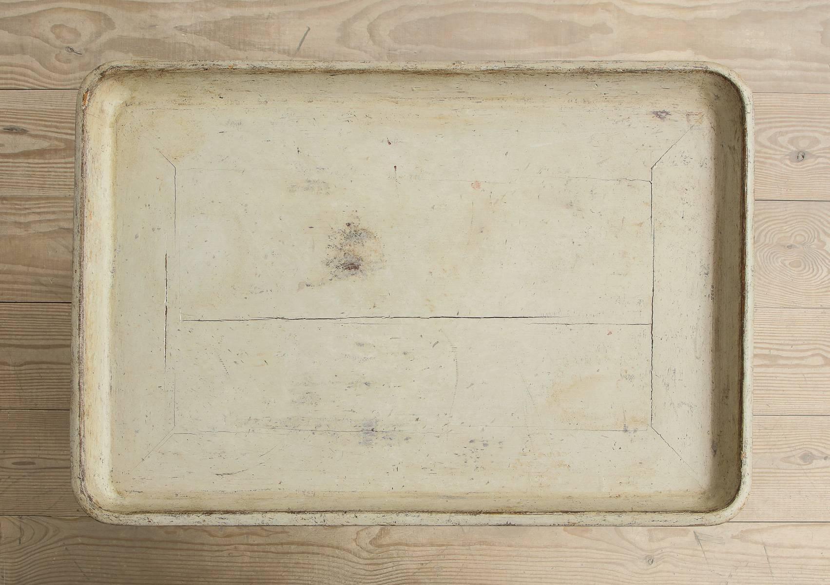 Rokoko-Tabletttisch aus dem 18. Jahrhundert, Herkunft: Stockholm, Schweden, um 1760 (Kiefernholz) im Angebot