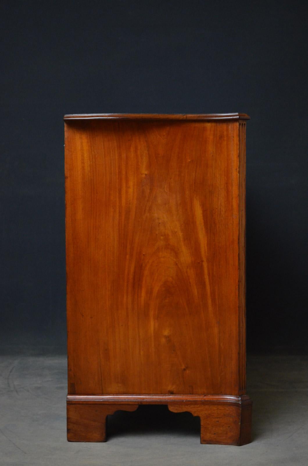 Fine 18th Century Serpentine Chest of Drawers in Mahogany 4