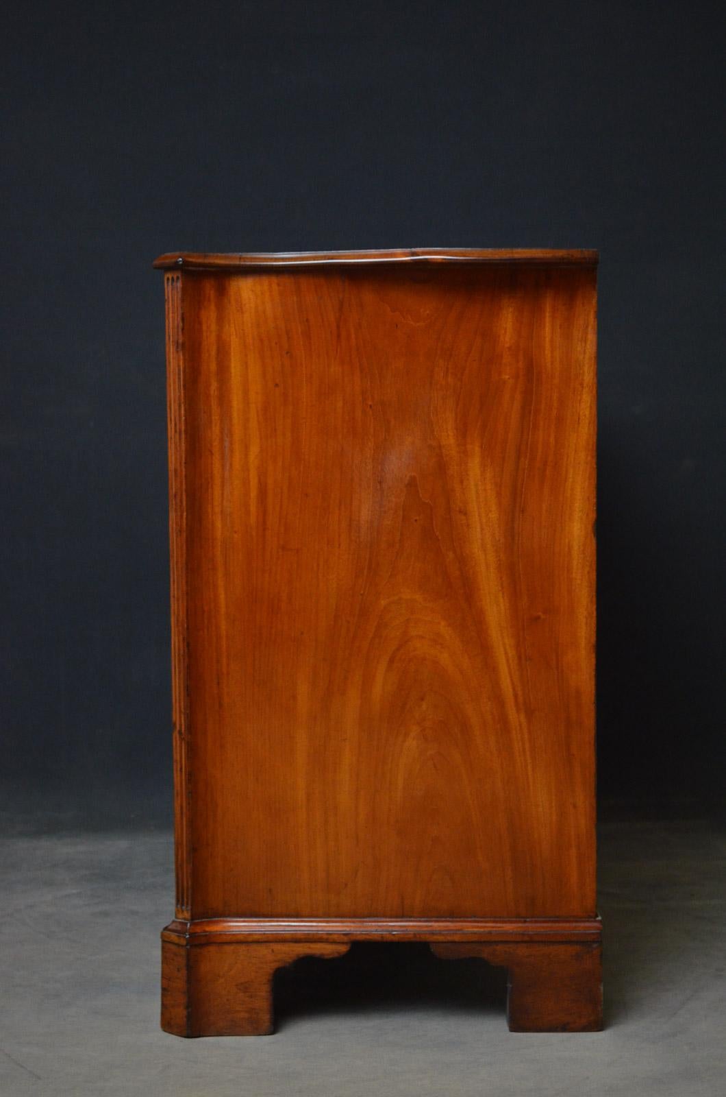 Fine 18th Century Serpentine Chest of Drawers in Mahogany 5