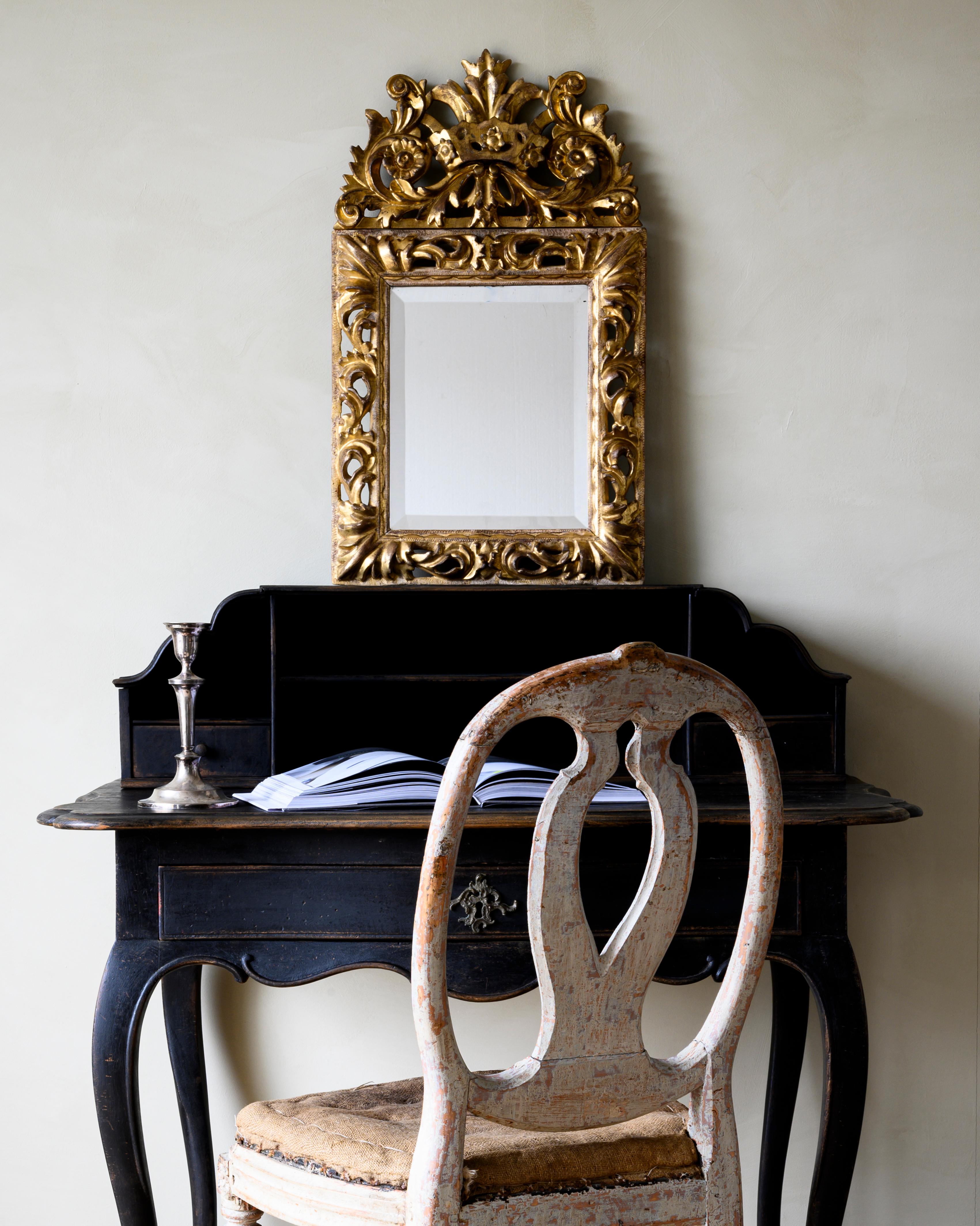 Fine early 18th century Swedish Baroque giltwood mirror with great carvings and proportions in good condition, historically changed mirror glass. Wear consistent with age and use, circa 1720 Sweden.