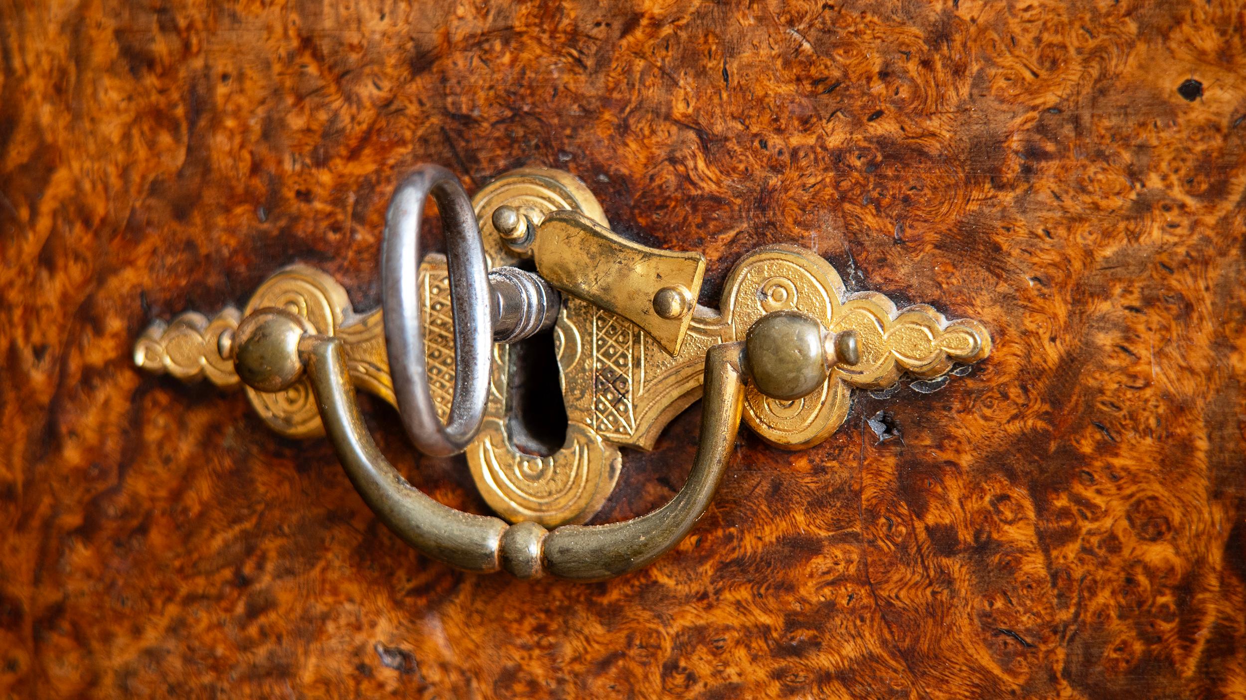 Fino mueble secreter barroco sueco del siglo XVIII en venta 4