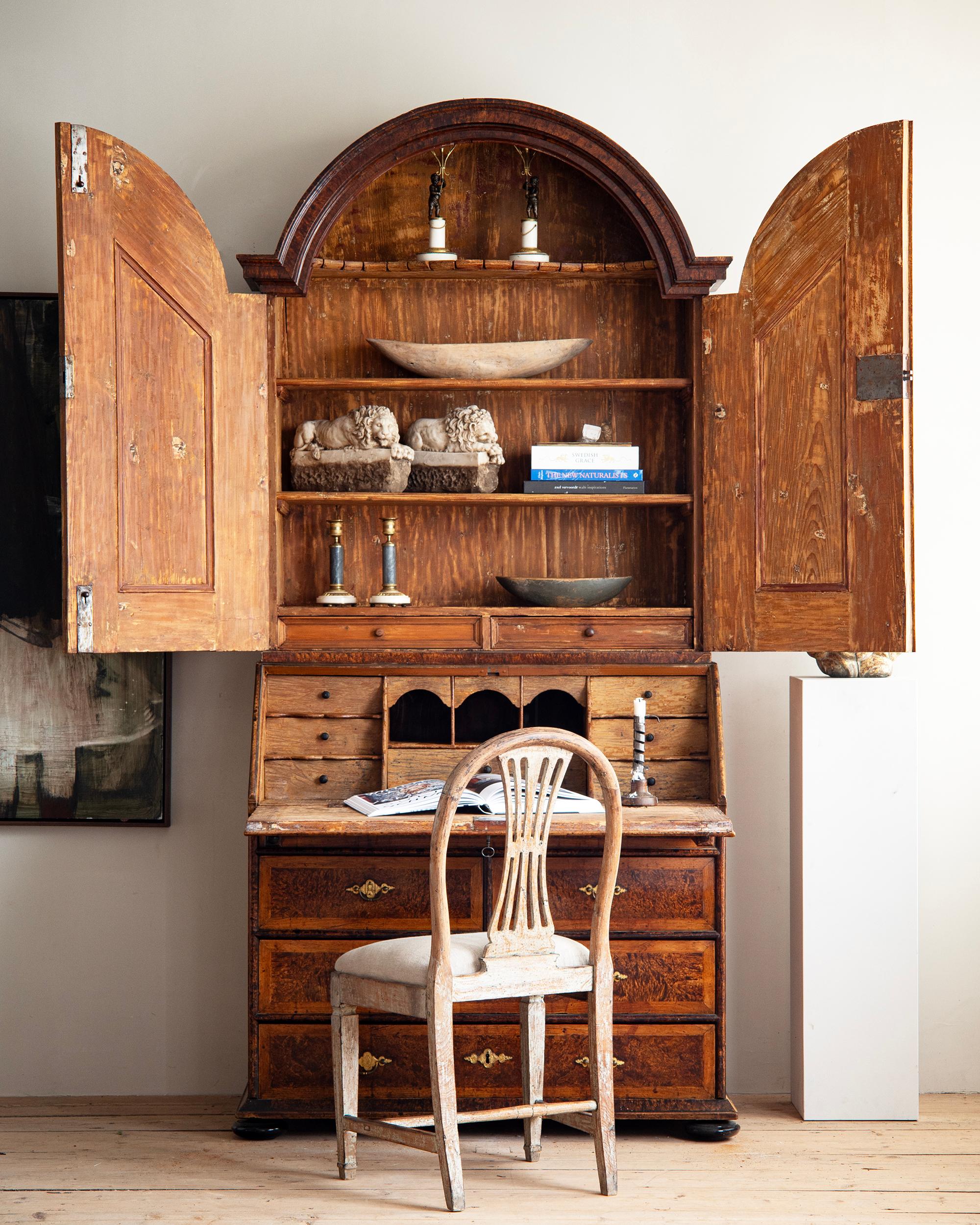 Fino mueble secreter barroco sueco del siglo XVIII Hecho a mano en venta