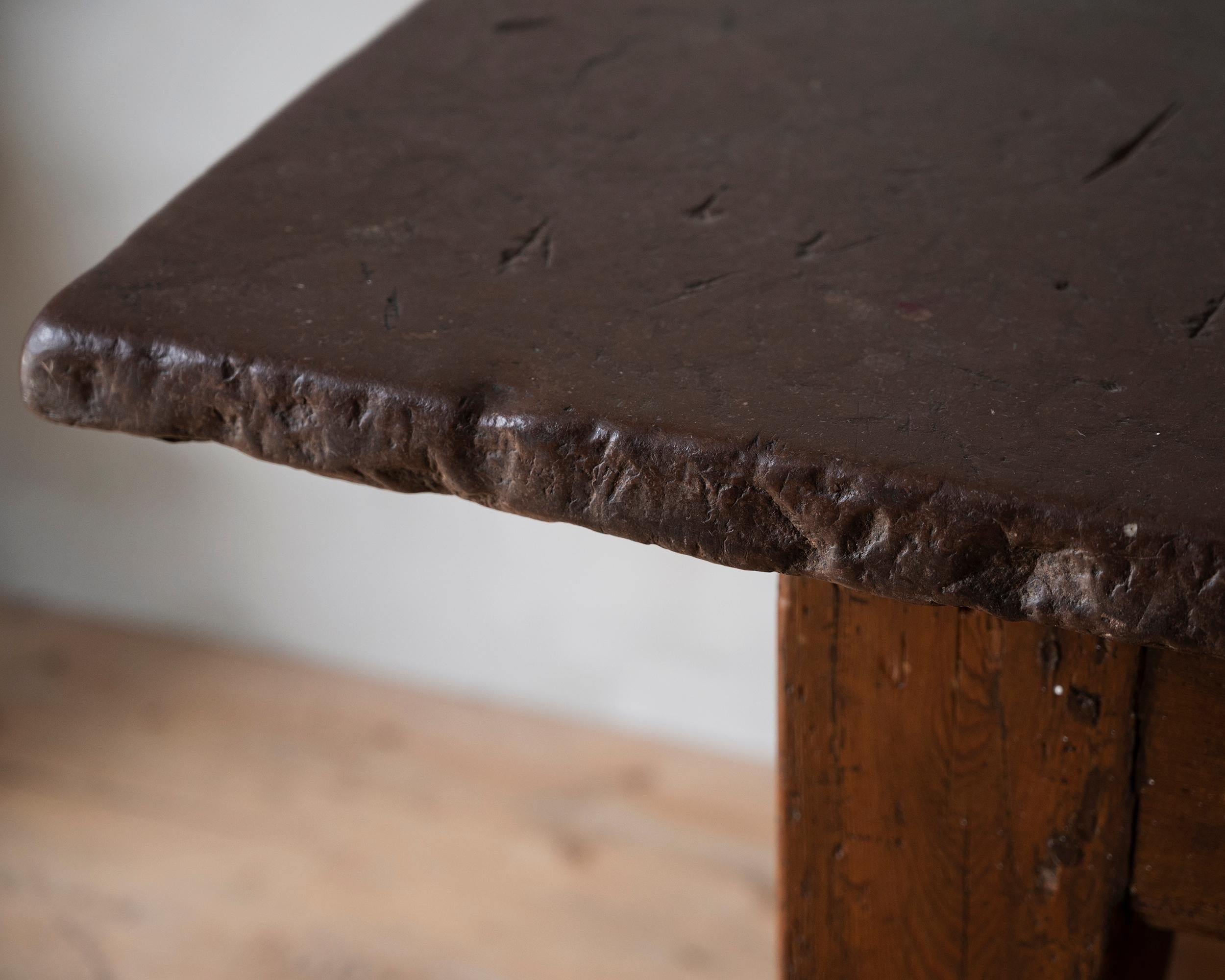 Schwedischer Barocksteintisch aus dem 18. Jahrhundert im Zustand „Gut“ im Angebot in Mjöhult, SE