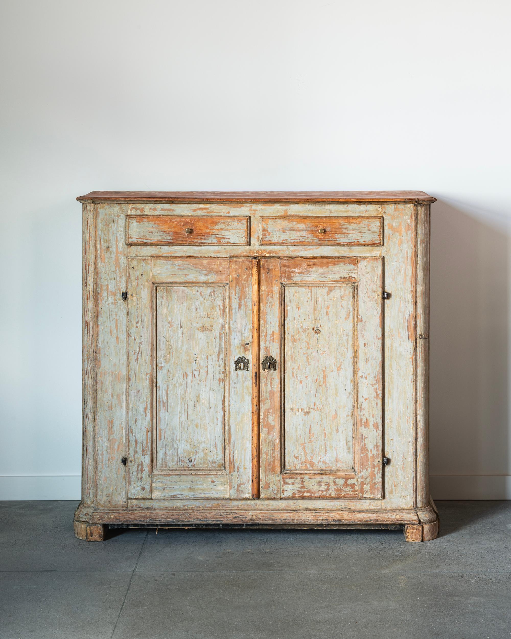 Fine late 18th century Swedish Gustavian buffet in it's original colour with good patination. ca 1790 Sweden. 